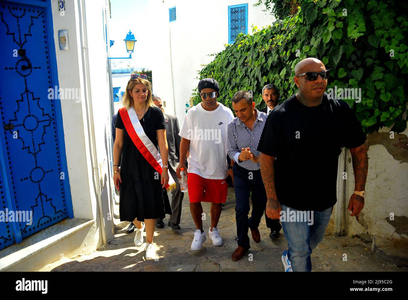 Sidi Bou dit, Tunis, Tunisie. 20th mai 2022. Ronaldinho à Sidi Bou Said (ville touristique au nord de Tunis) ancien joueur de Paris Saint Germain, FC Barcelone et AC Milan. Vainqueur de la coupe du monde avec le Brésil en 2002 et ballon d'Or 2006 en Tunisie à partir de mai 19. C'est l'artiste K2Rym qui l'a annoncé dans une vidéo publiée sur sa page Facebook officielle.l'objectif de la visite de Ronaldinho est de ''promouvoir le tourisme et le patrimoine tunisien'' et de montrer au monde que la Tunisie est toujours une destination sûre.photo de Yassine Mahjoub. (Credit image: © Chokri Mahjoub/ZUMA Press Wire) Banque D'Images