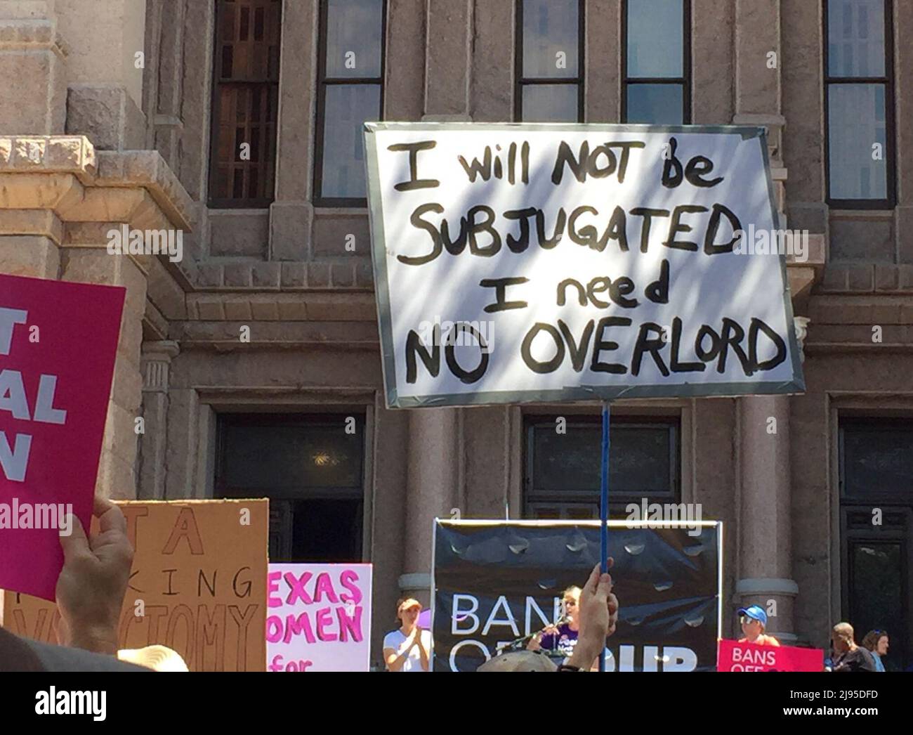 Austin Texas USA, 14 2022 mai : les manifestants se rassemblent au Texas Capitol contre d'autres restrictions sur le droit d'une femme de choisir l'avortement d'un enfant à naître. La fuite d’un projet de décision de la Cour suprême des États-Unis qui renverserait Roe c. Wade a engendré des craintes quant à la fin du droit constitutionnel pour les femmes de choisir l’avortement. ©Bob Daemmrich Banque D'Images