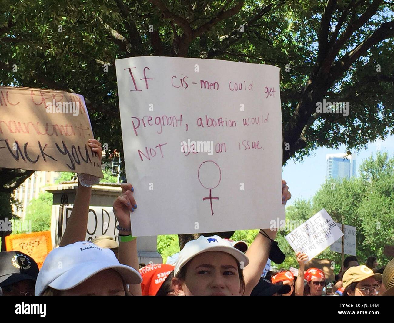 Austin Texas USA, 14 2022 mai : les manifestants se rassemblent au Texas Capitol contre d'autres restrictions sur le droit d'une femme de choisir l'avortement d'un enfant à naître. La fuite d’un projet de décision de la Cour suprême des États-Unis qui renverserait Roe c. Wade a engendré des craintes quant à la fin du droit constitutionnel pour les femmes de choisir l’avortement. ©Bob Daemmrich Banque D'Images