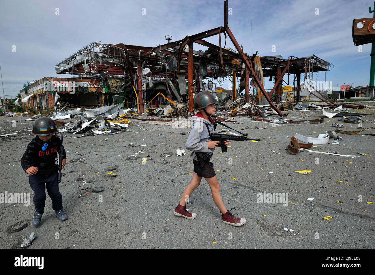 Stoyanka, Ukraine. 19th mai 2022. Des enfants ukrainiens jouent à des combattants de la défense territoriale qui patrouillent dans le village de Stoyanka, dans la région de Kiev. (Credit image: © Sergei Chuzavkov/SOPA Images via ZUMA Press Wire) Credit: ZUMA Press, Inc./Alamy Live News Banque D'Images