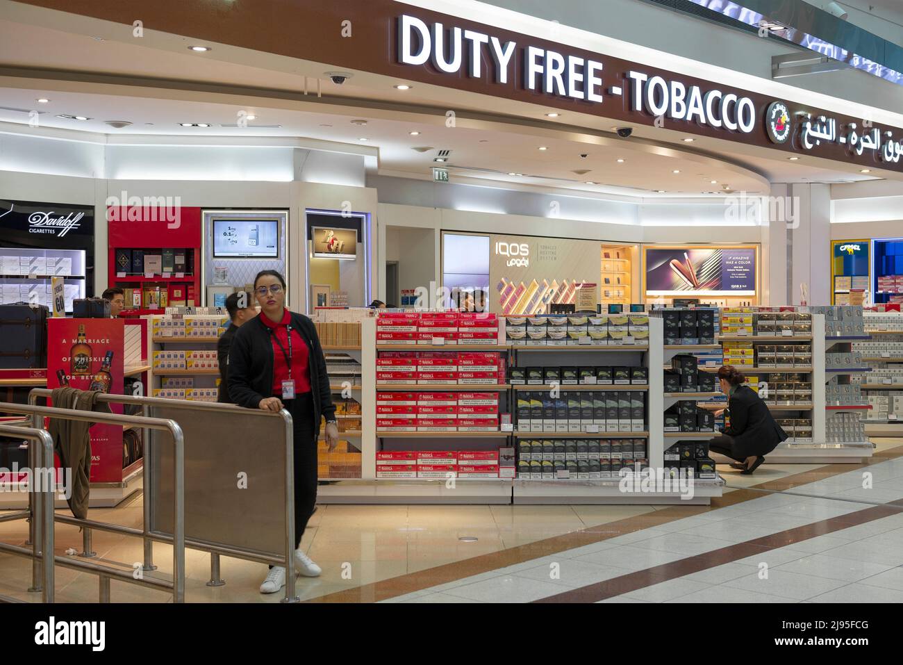 DUBAI, Émirats Arabes Unis - 24 FÉVRIER 2020 : section tabac de la boutique hors taxes de l'aéroport international de Dubaï Banque D'Images