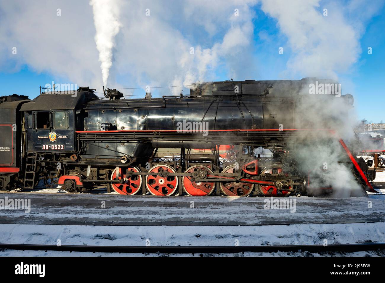 SORTAVALA, RUSSIE - 10 MARS 2021 : ancienne locomotive à vapeur soviétique de la série 'LV' en souffles de vapeur le jour ensoleillé de mars Banque D'Images