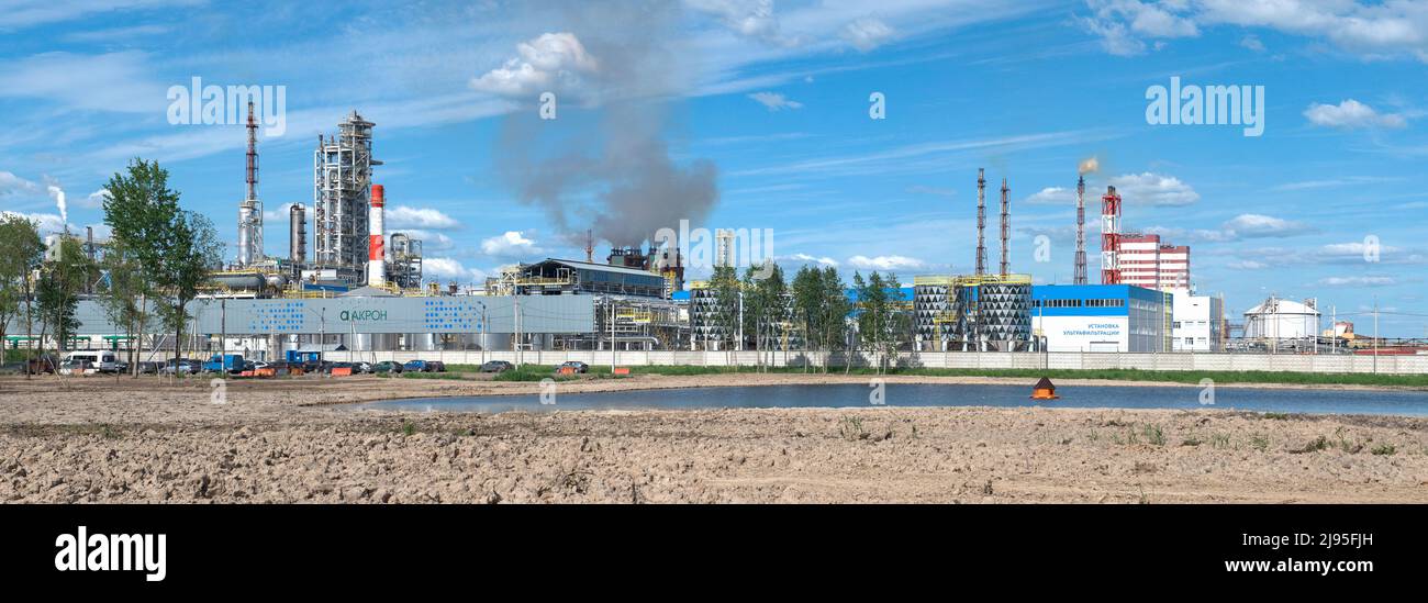 VELIKY NOVGORD, RUSSIE - 05 JUIN 2021 : Panorama de la plante pour la production d'engrais minéraux du groupe Akron, le jour de juin ensoleillé Banque D'Images