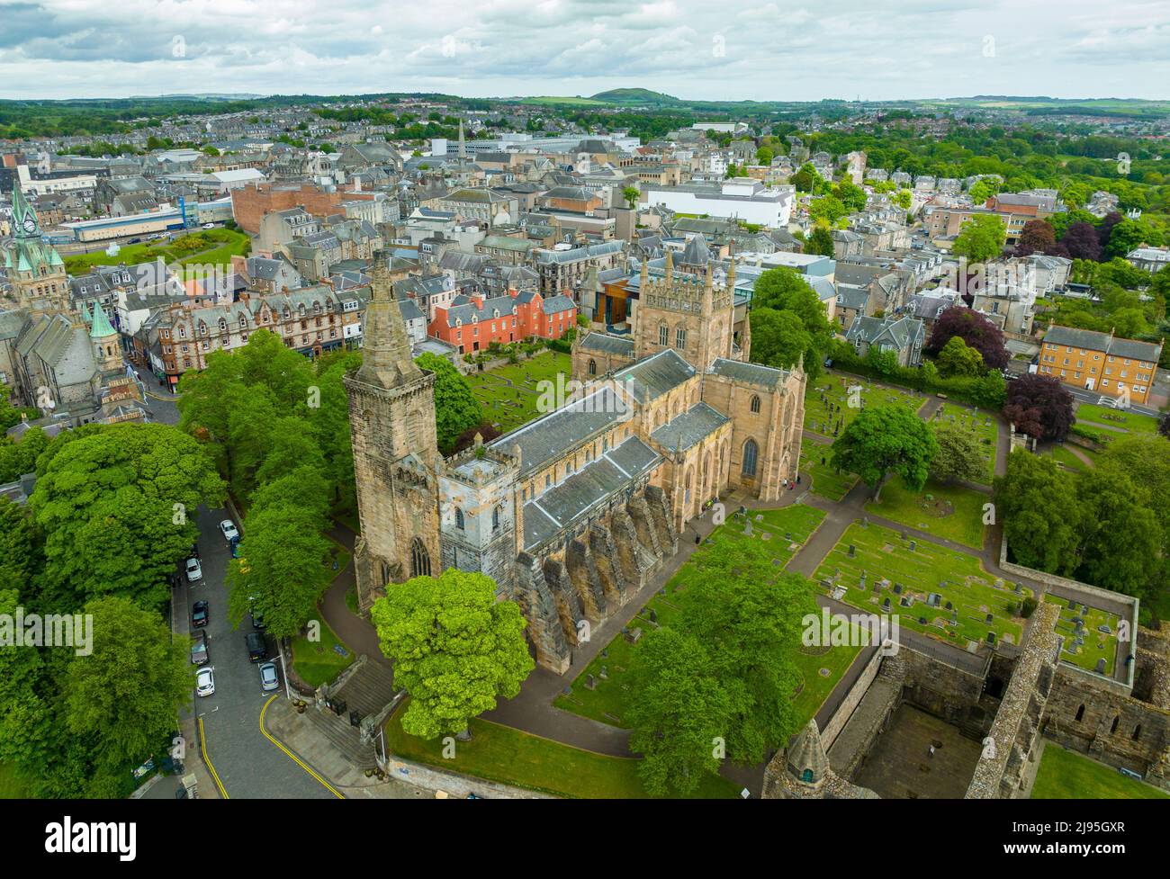 Vue aérienne de drone de l'abbaye de Dunfermline, Dunfermline, Fife, Écosse Banque D'Images