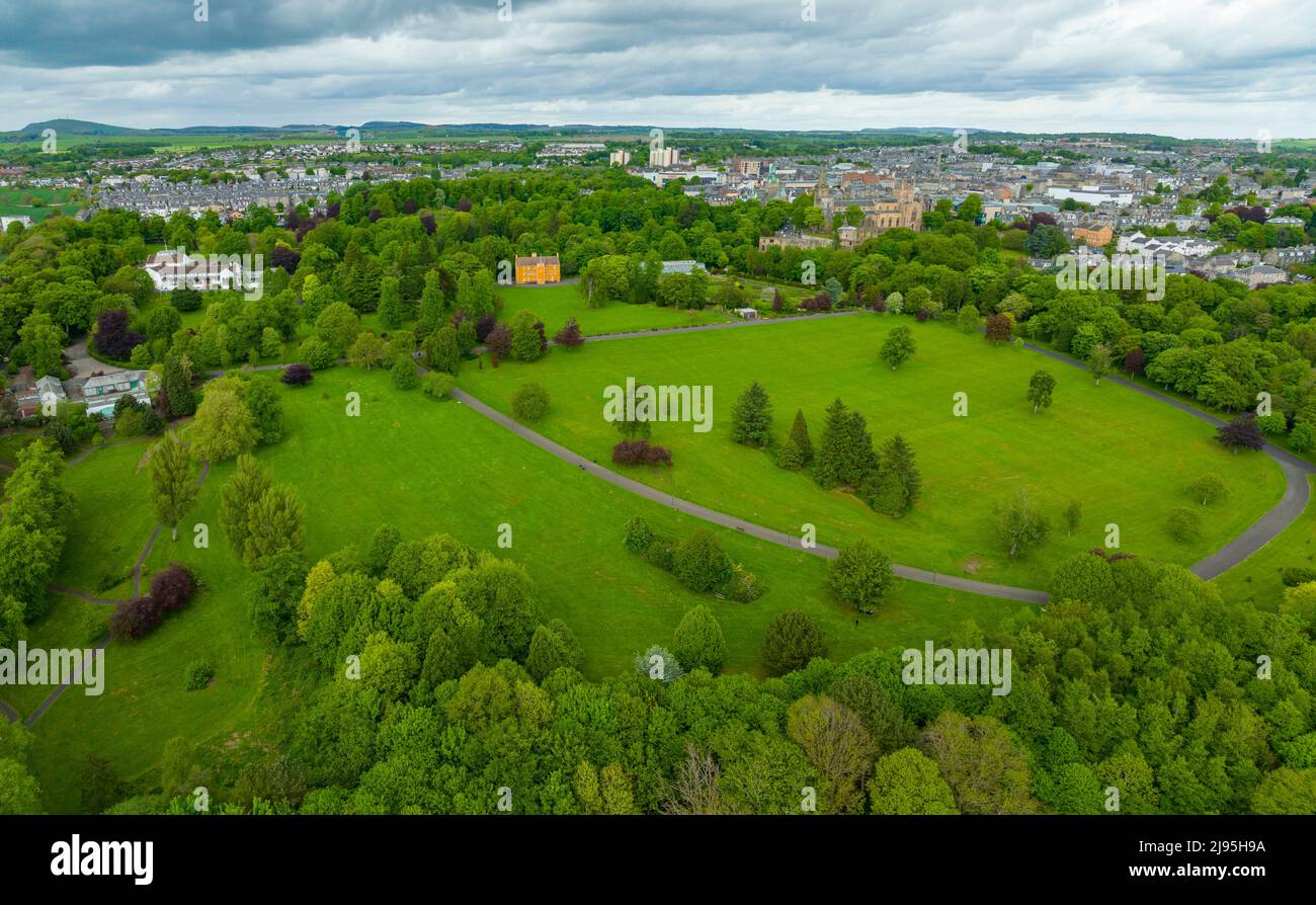 Vue aérienne du drone du parc Pittencieff à Dunfermline, Fife, Écosse, Royaume-Uni Banque D'Images