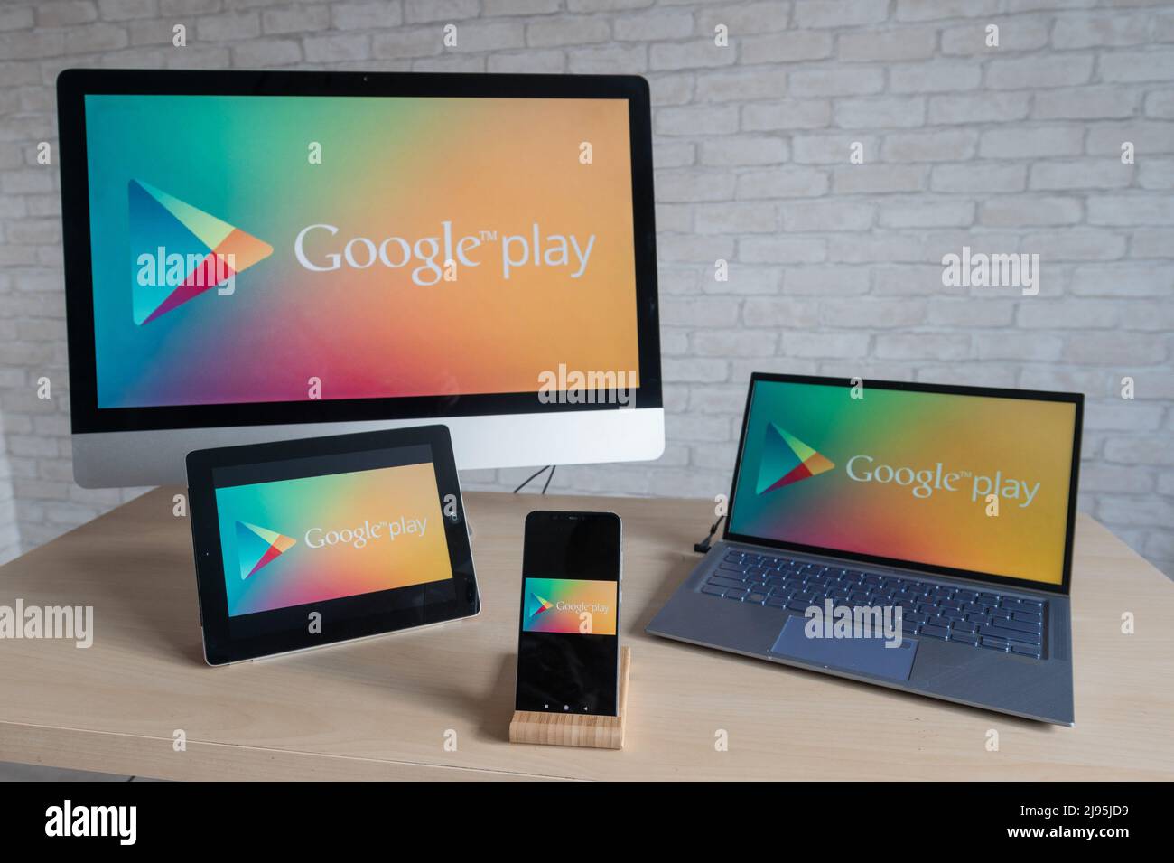 Logo Google play sur les écrans d'un téléphone, d'une tablette numérique, d'un ordinateur portable et d'un ordinateur. Une boutique d'applications, de livres, de musique, de jeux et de films pour tous Banque D'Images