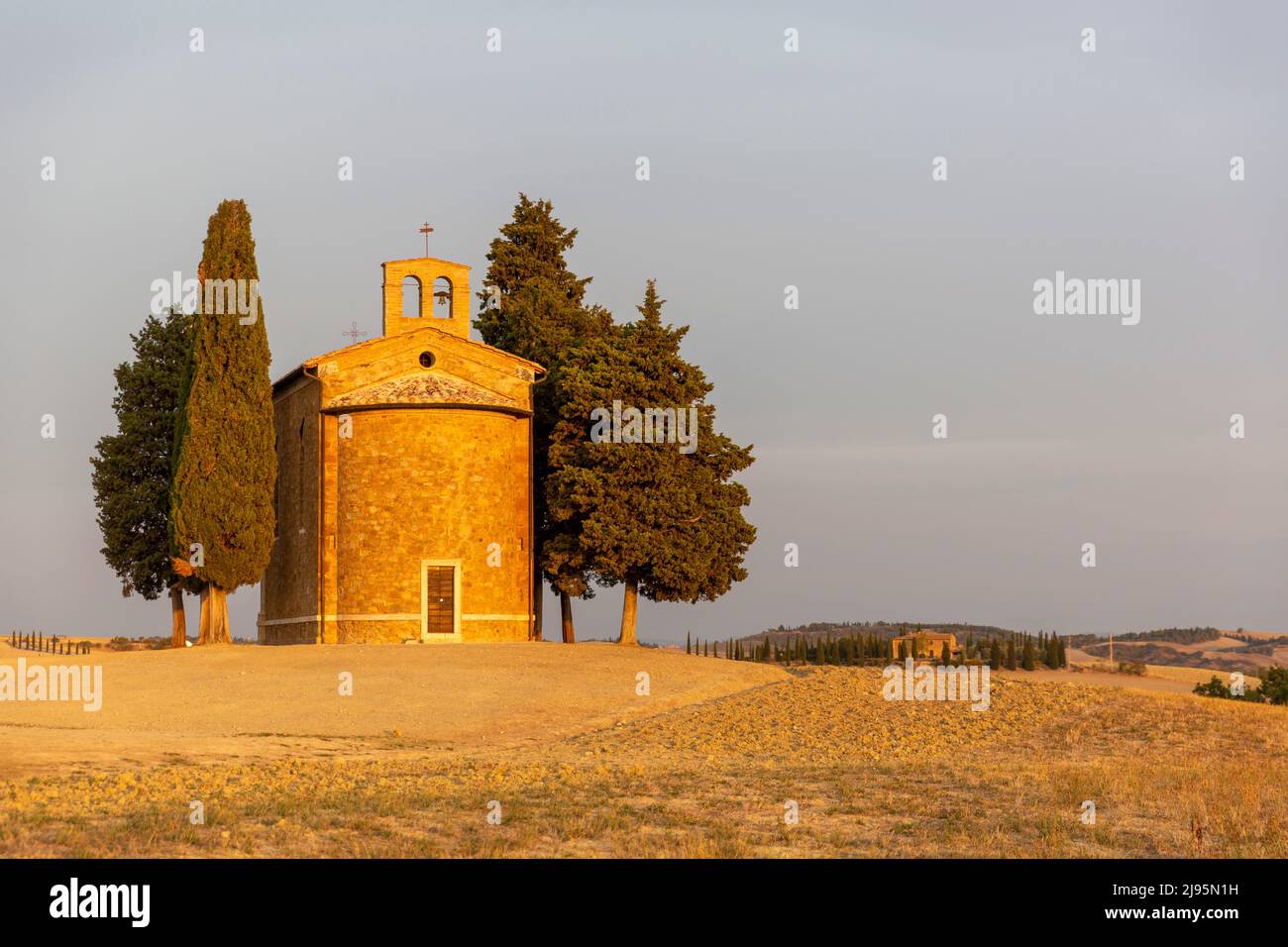 La magnifique chapelle toscane de la Madonna di Vitaleta au lever du soleil Banque D'Images