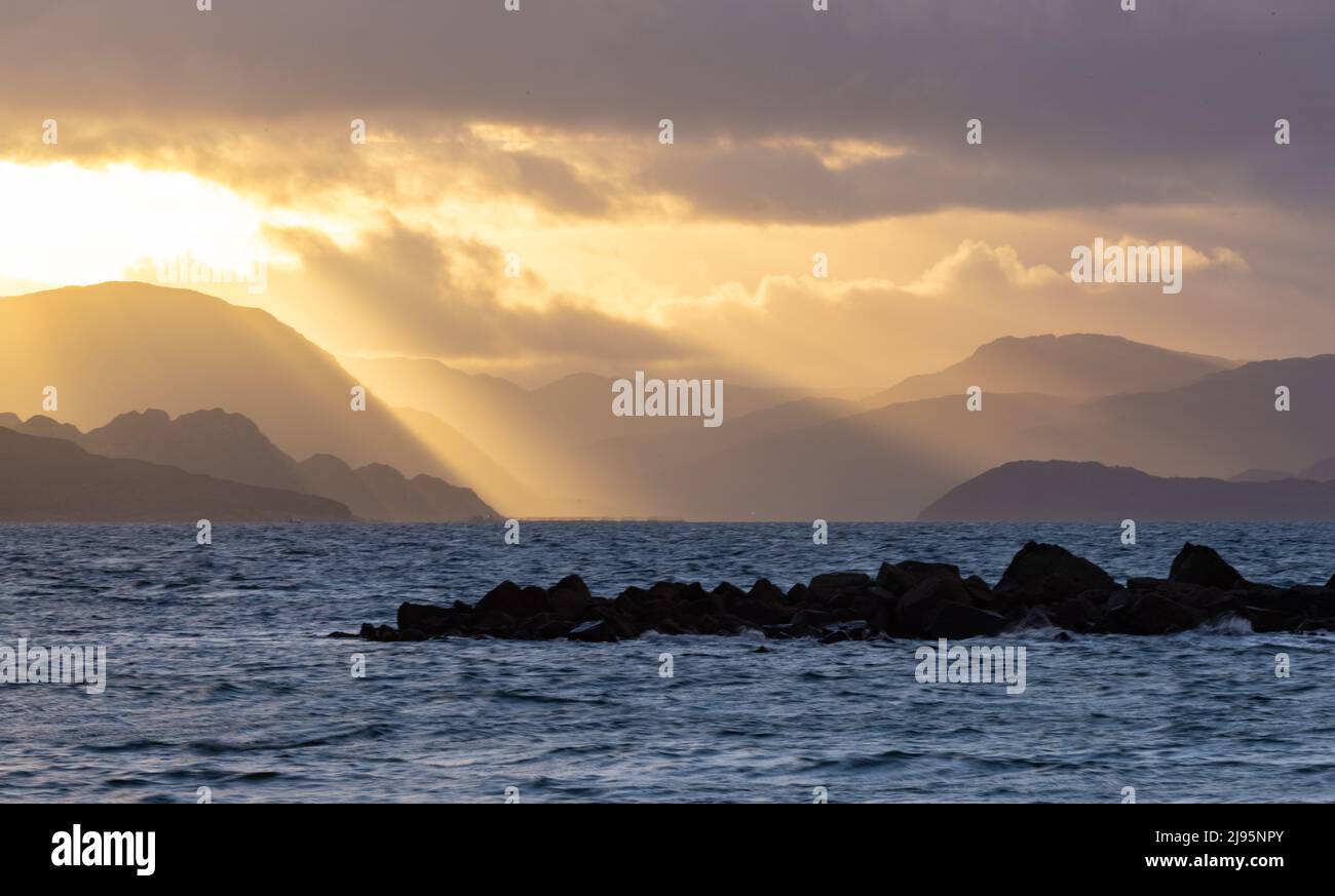 Loch Torridon à l'aube de Red point Beach, Wester Ross, Écosse, Royaume-Uni Banque D'Images