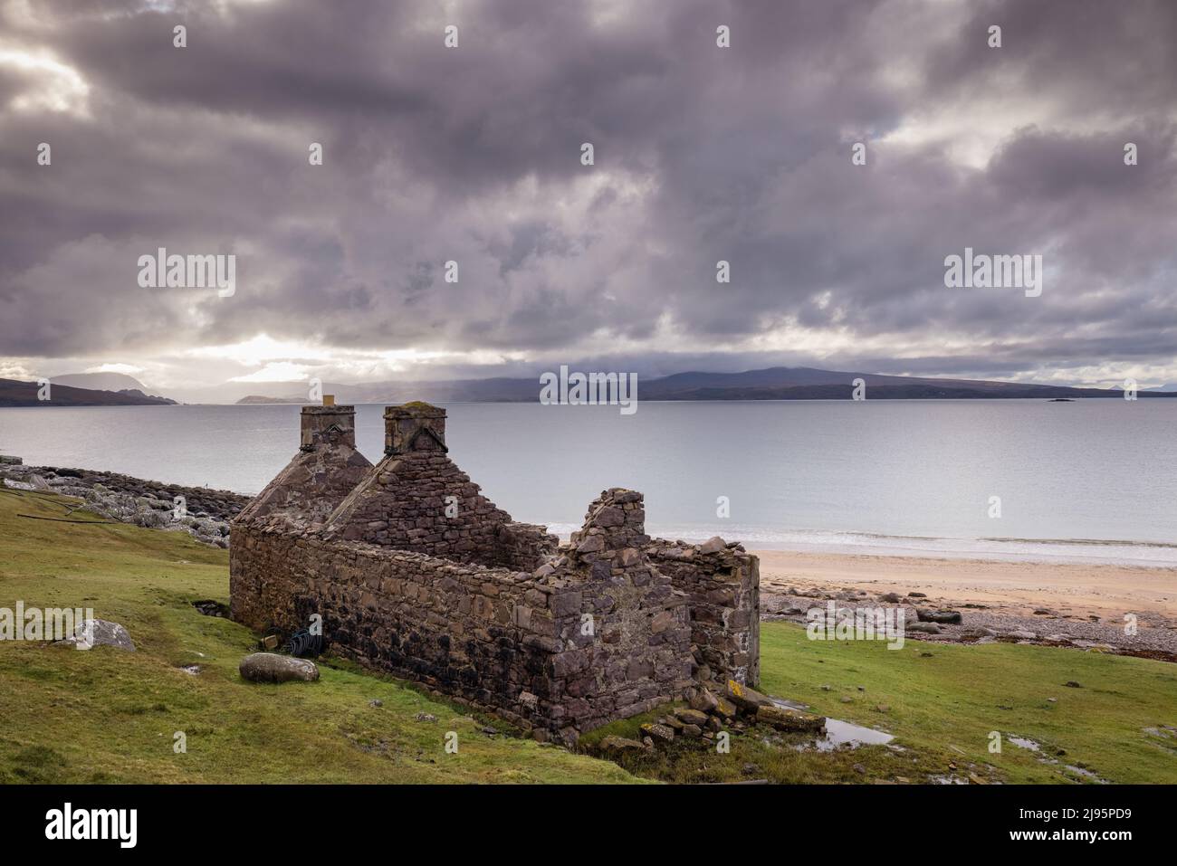 Un cottage abandonné à Red point Beach, Loch Torridon, Wester Ross, Écosse, Royaume-Uni Banque D'Images