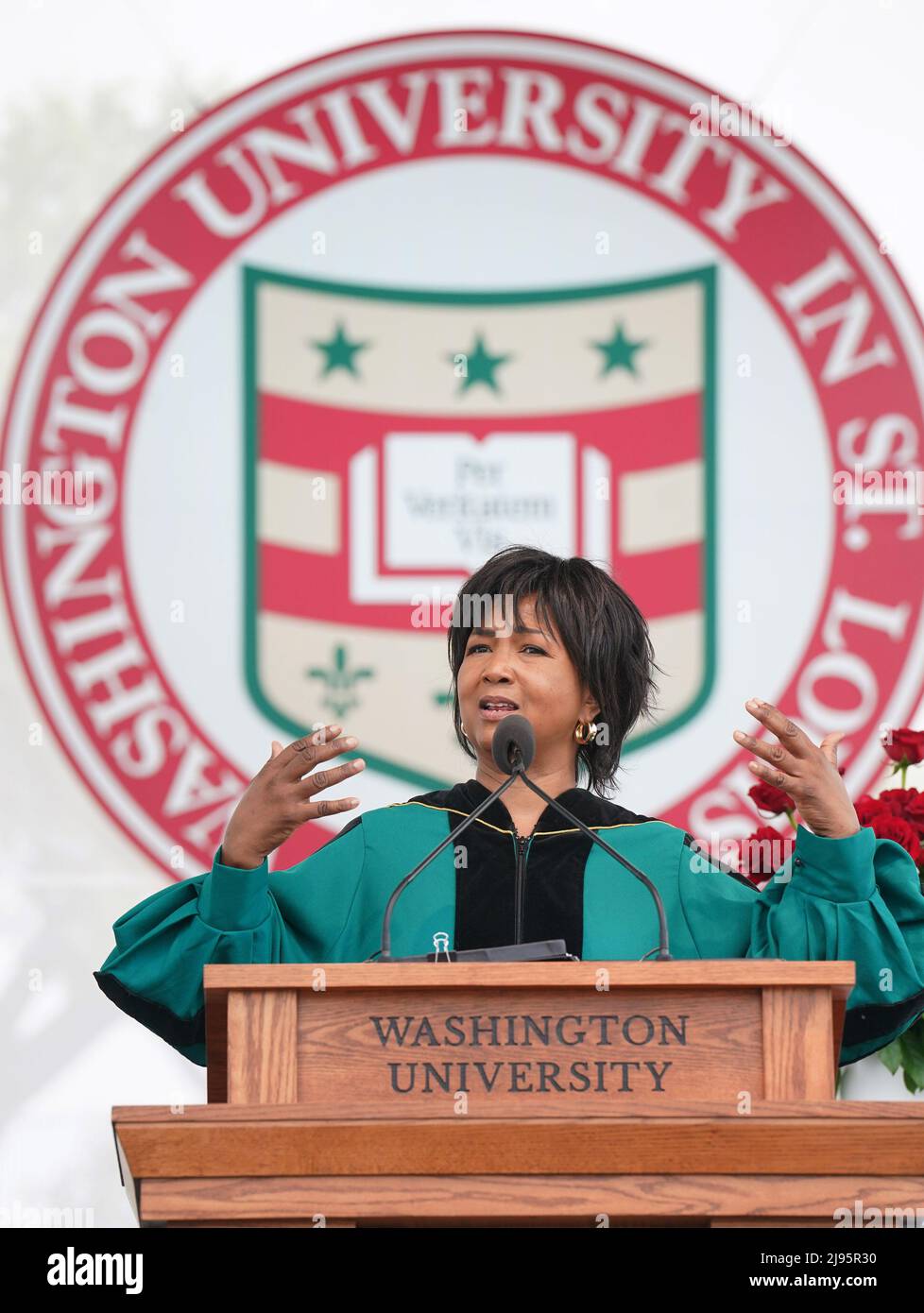 St. Louis, États-Unis. 20th mai 2022. Mae C. Jemison, prononce le discours de commencement à la classe de diplômés de l'Université de Washington de 2021-2022 à St. Louis, le vendredi 20 mai 2022. En tant qu'astronaute de la NASA à bord de la navette spatiale Endeavour en 1992, Jemison est devenue la première femme de couleur à voyager dans l'espace. Photo par Bill Greenblatt/UPI crédit: UPI/Alay Live News Banque D'Images