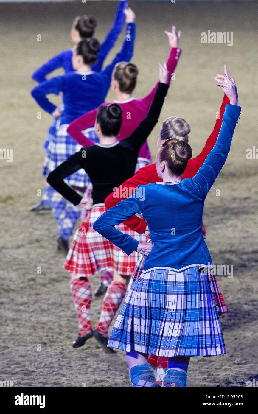 Les danseurs du Royal Edinburgh Military Tattoo ont mis sur une exposition colorée de danse écossaise. Les clients ont été ravis d'assister à la célébration du Jubilé de platine ce soir en présence de la princesse royale dans le domaine privé du château de Windsor. 500 chevaux et 1 300 participants de tout le Commonwealth et du monde ont participé à l'événement théâtral intitulé A Gallop Through History pour célébrer le règne de sa Majesté la Reine Banque D'Images