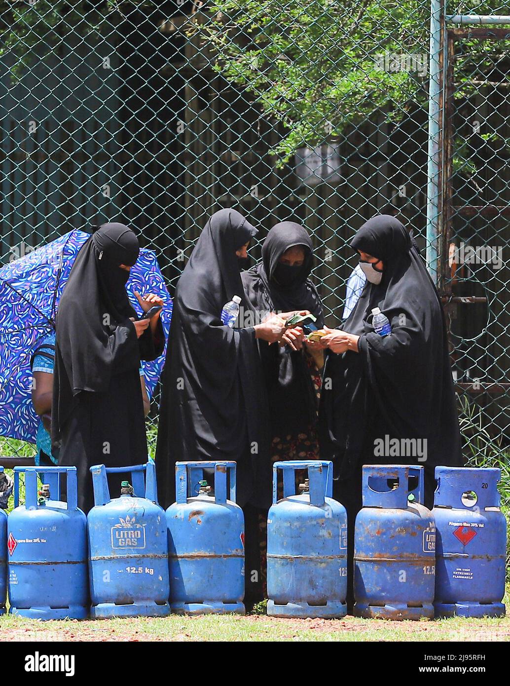 Les femmes attendent d'acheter du gaz de cuisson à Colombo. (Photo de Saman Abesiriwardana/Pacific Press/Sipa USA) Banque D'Images
