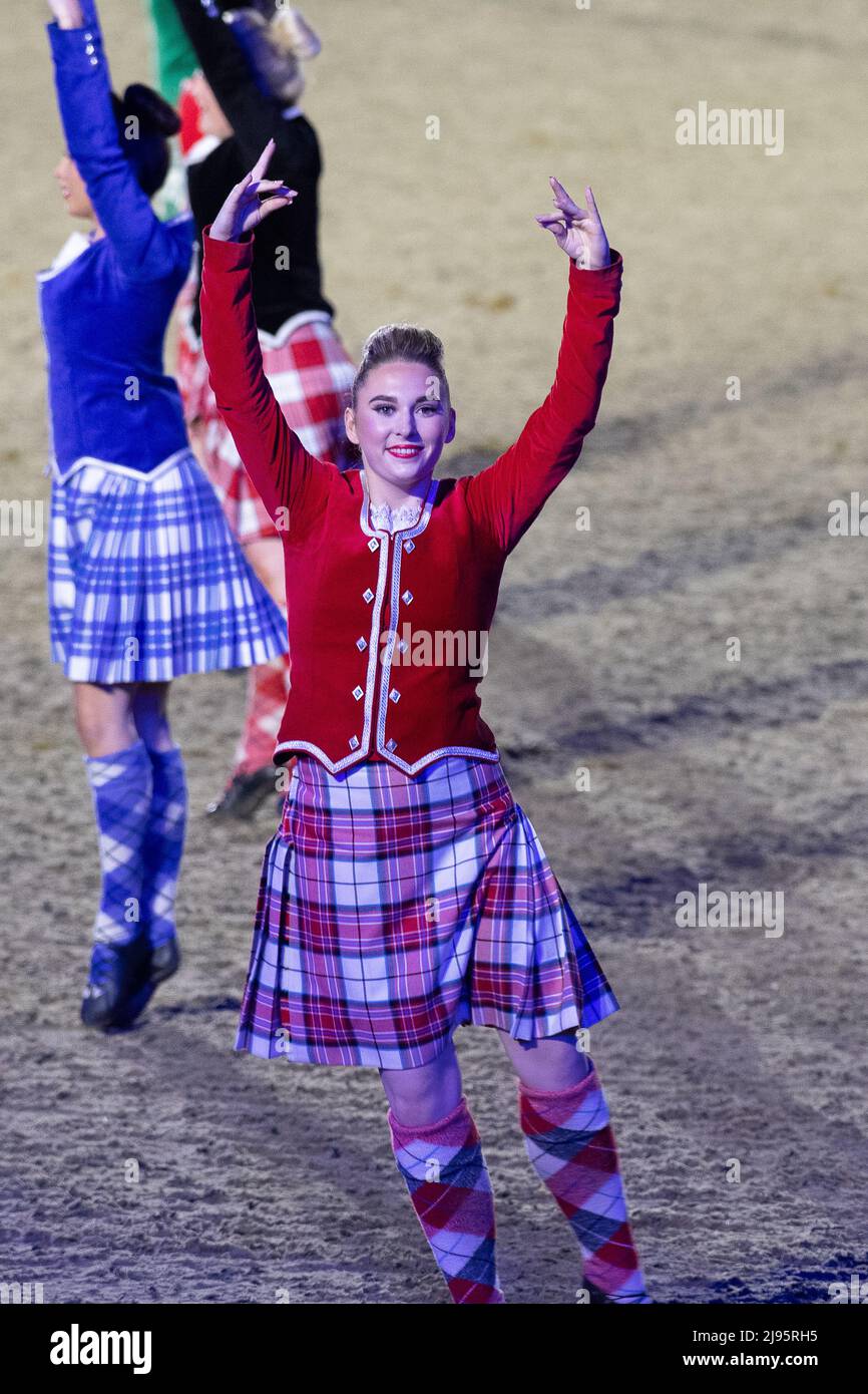 Les danseurs du Royal Edinburgh Military Tattoo ont mis sur une exposition colorée de danse écossaise. Les clients ont été ravis d'assister à la célébration du Jubilé de platine ce soir en présence de la princesse royale dans le domaine privé du château de Windsor. 500 chevaux et 1 300 participants de tout le Commonwealth et du monde ont participé à l'événement théâtral intitulé A Gallop Through History pour célébrer le règne de sa Majesté la Reine Banque D'Images