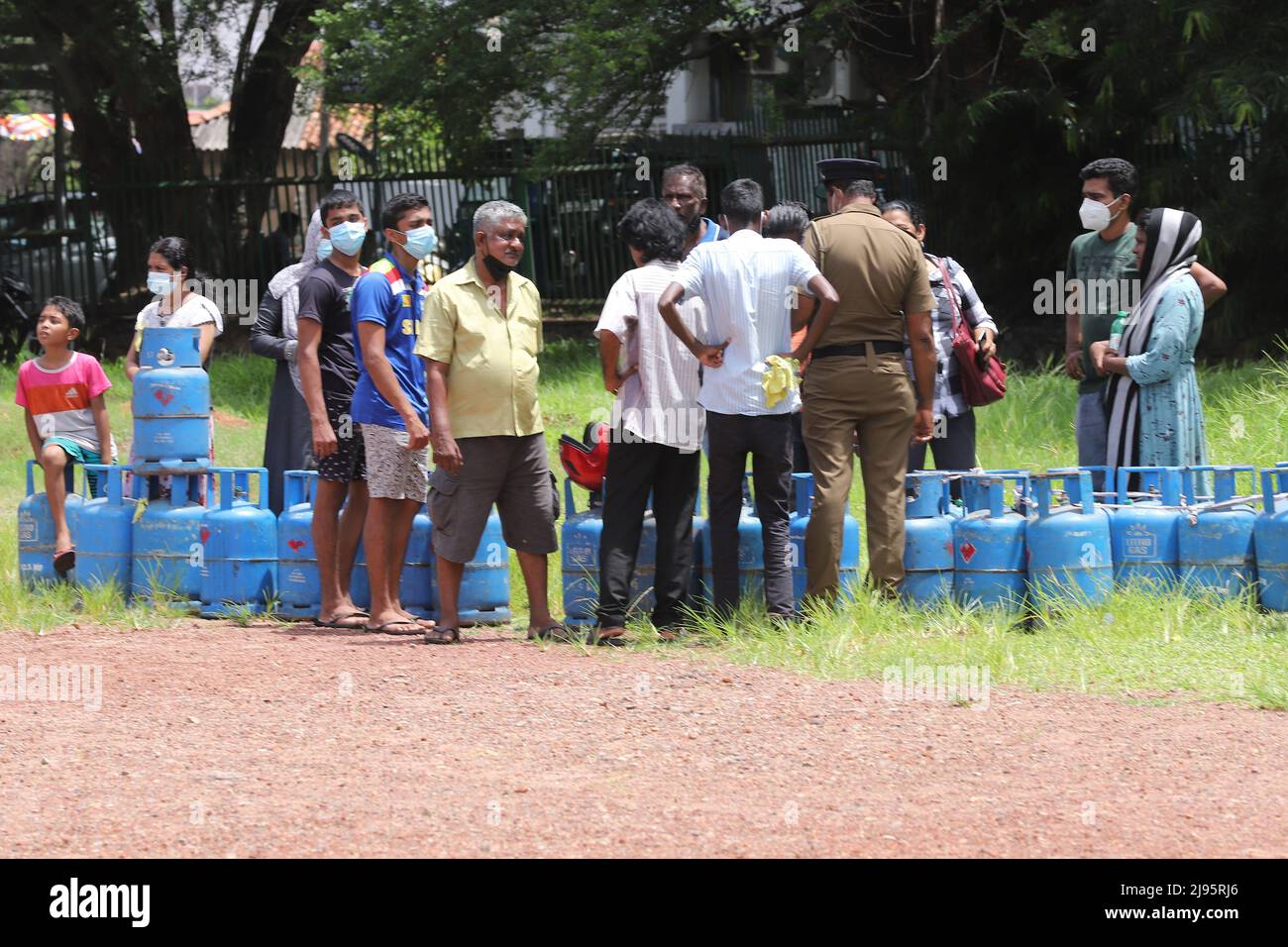 Les gens attendent d'acheter du gaz de cuisson à Colombo. (Photo de Saman Abesiriwardana/Pacific Press/Sipa USA) Banque D'Images