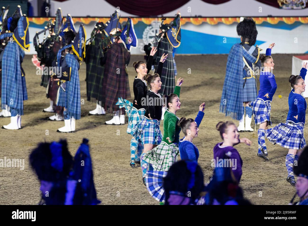 Les danseurs du Royal Edinburgh Military Tattoo ont mis sur une exposition colorée de danse écossaise. Les clients ont été ravis d'assister à la célébration du Jubilé de platine ce soir en présence de la princesse royale dans le domaine privé du château de Windsor. 500 chevaux et 1 300 participants de tout le Commonwealth et du monde ont participé à l'événement théâtral intitulé A Gallop Through History pour célébrer le règne de sa Majesté la Reine Banque D'Images