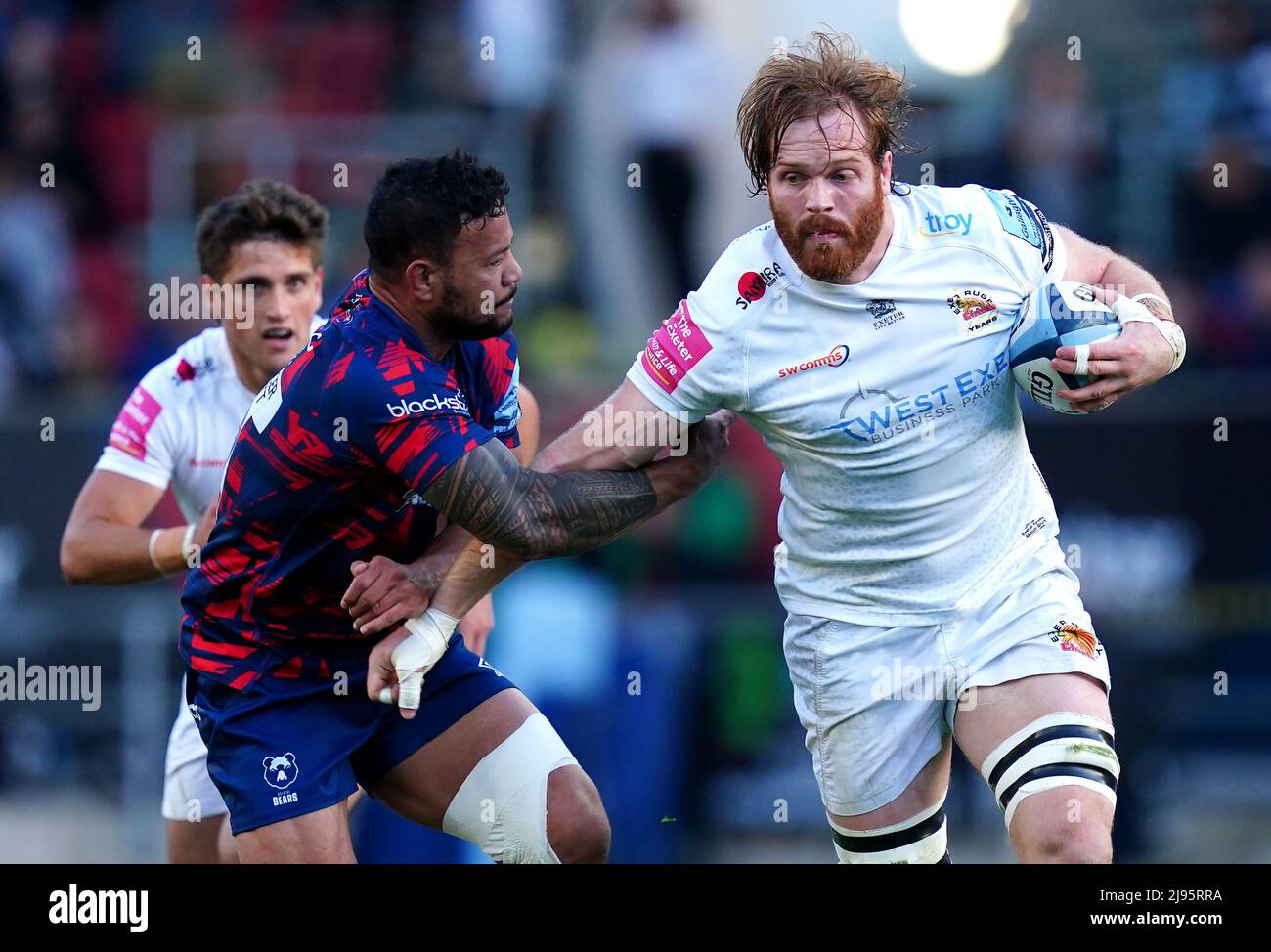 Jannes Kirsten (à droite), chef de l'Exeter, est attaqué par Alapati Leiua de Bristol Bears lors du match de Premiership de Gallagher à Ashton Gate, Bristol. Date de la photo: Vendredi 20 mai 2022. Banque D'Images