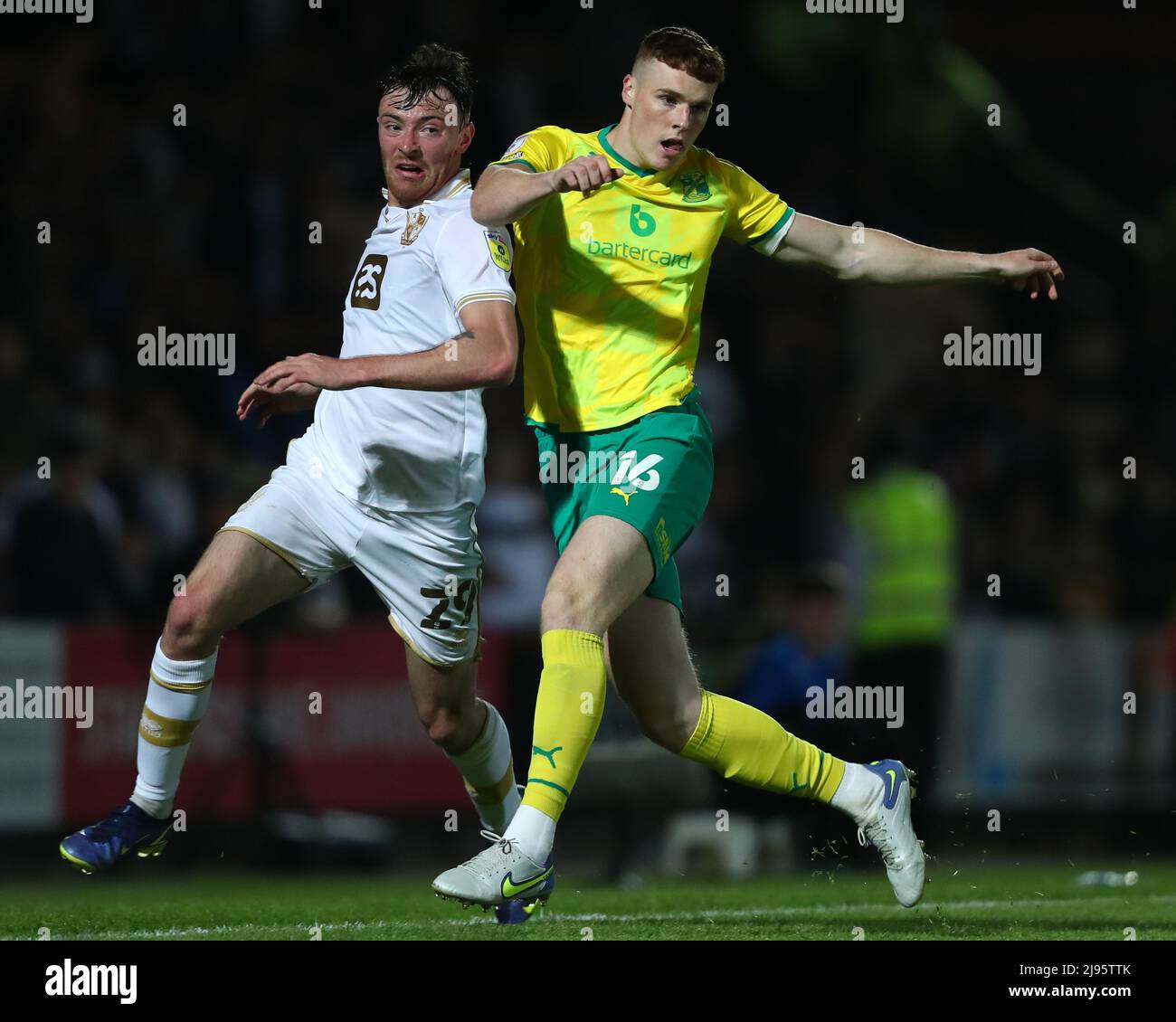 BURSLEM, ROYAUME-UNI. MAI 19th Ryan Edmonson de Port Vale et Jake O'Brien de Swindon Town bataille pour possession pendant la Sky Bet League 2 jouer demi finale 2nd jambe entre Port Vale et Swindon Town à Vale Park, Burslein le jeudi 19th mai 2022. (Crédit : Kieran Riley | INFORMATIONS MI) crédit : INFORMATIONS MI et sport /Actualités Alay Live Banque D'Images
