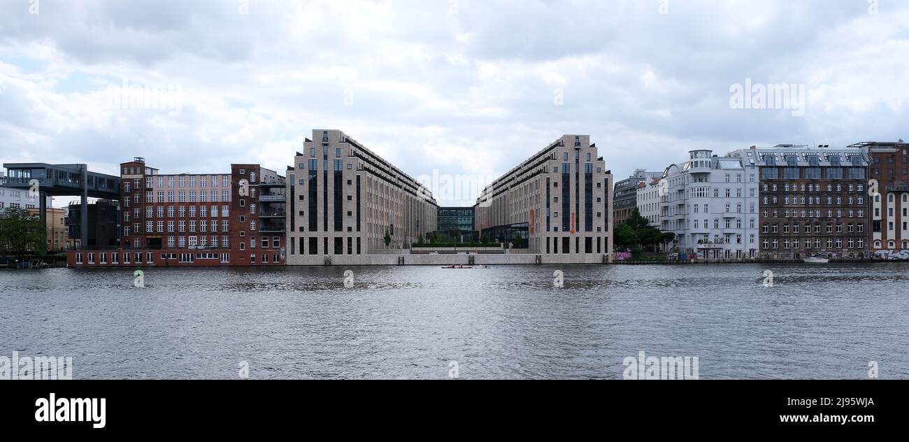 Berlin, Allemagne, 14 mai 2022, vue sur la Spree vers les bâtiments industriels et commerciaux de Schlesichen Strasse dans Kreuzberg Banque D'Images