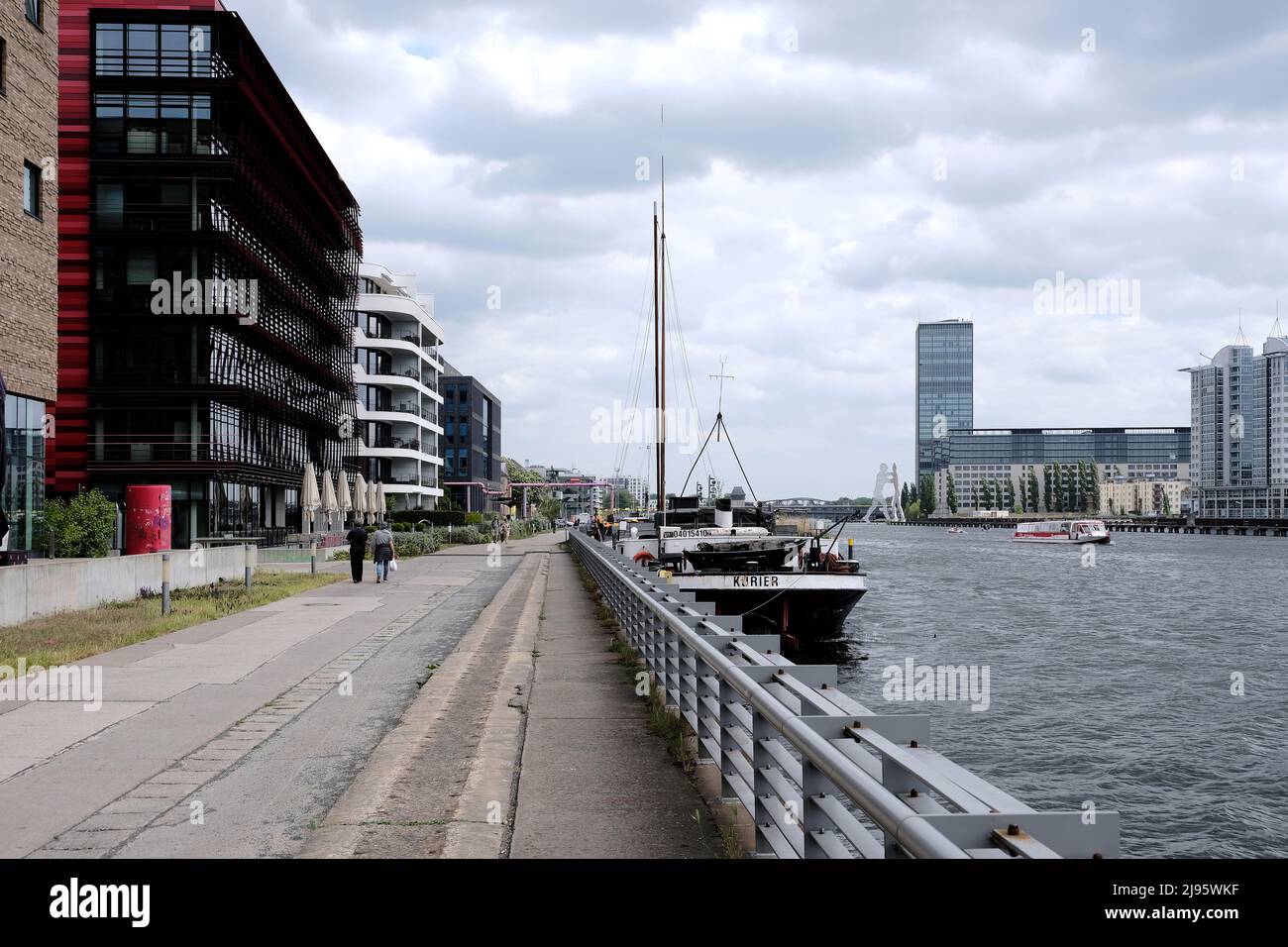 Berlin, Allemagne, 14 mai 2022, vue sur la Spree en direction d'Elsenbrucke et d'Allianzturm sous un ciel nuageux Banque D'Images