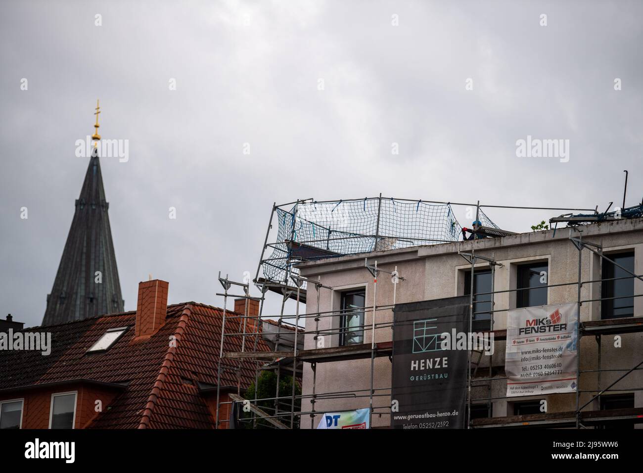 Paderborn, Allemagne. 20th mai 2022. Un travailleur démonte un échafaudage  endommagé sur un chantier de construction dans le centre-ville. Un orage a  également causé des dommages majeurs à Paderborn. « Au cours