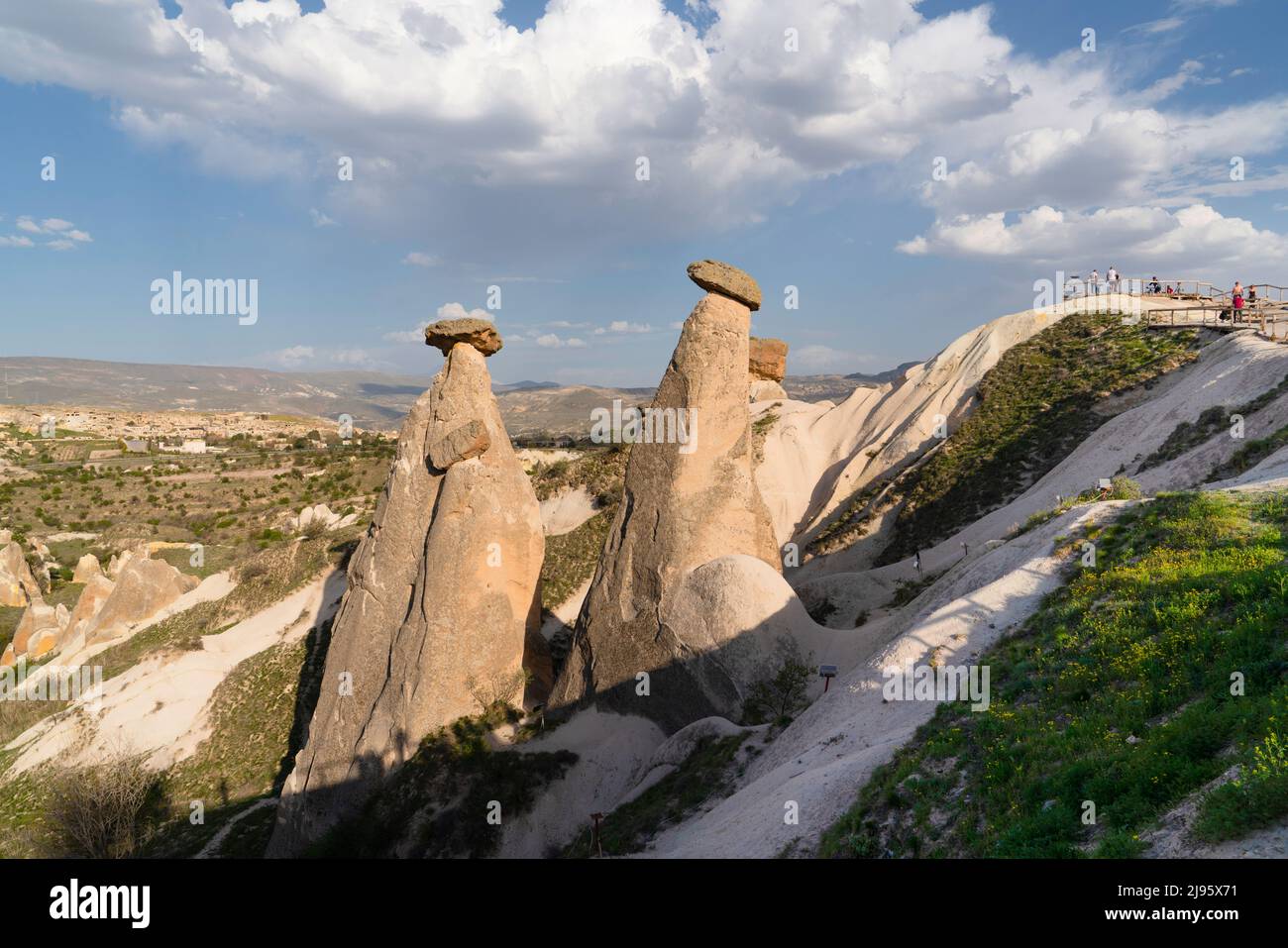 Trois Graces (trois Beautifuls) collines rocheuses dans la vallée du Devrent en Cappadoce, Nevsehir, Turquie Banque D'Images