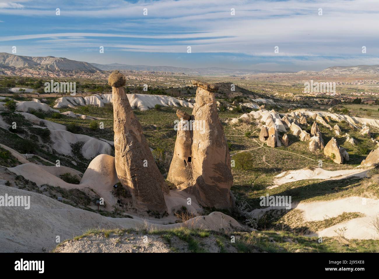 Trois Graces (trois Beautifuls) collines rocheuses dans la vallée du Devrent en Cappadoce, Nevsehir, Turquie Banque D'Images