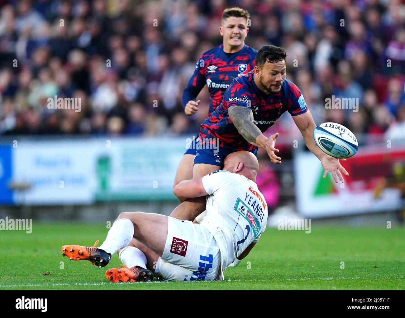Alapati Leiua de Bristol Bears est attaqué par Jack Yeandle, chef de l'Exeter, lors du match Gallagher Premiership à Ashton Gate, Bristol. Date de la photo: Vendredi 20 mai 2022. Banque D'Images