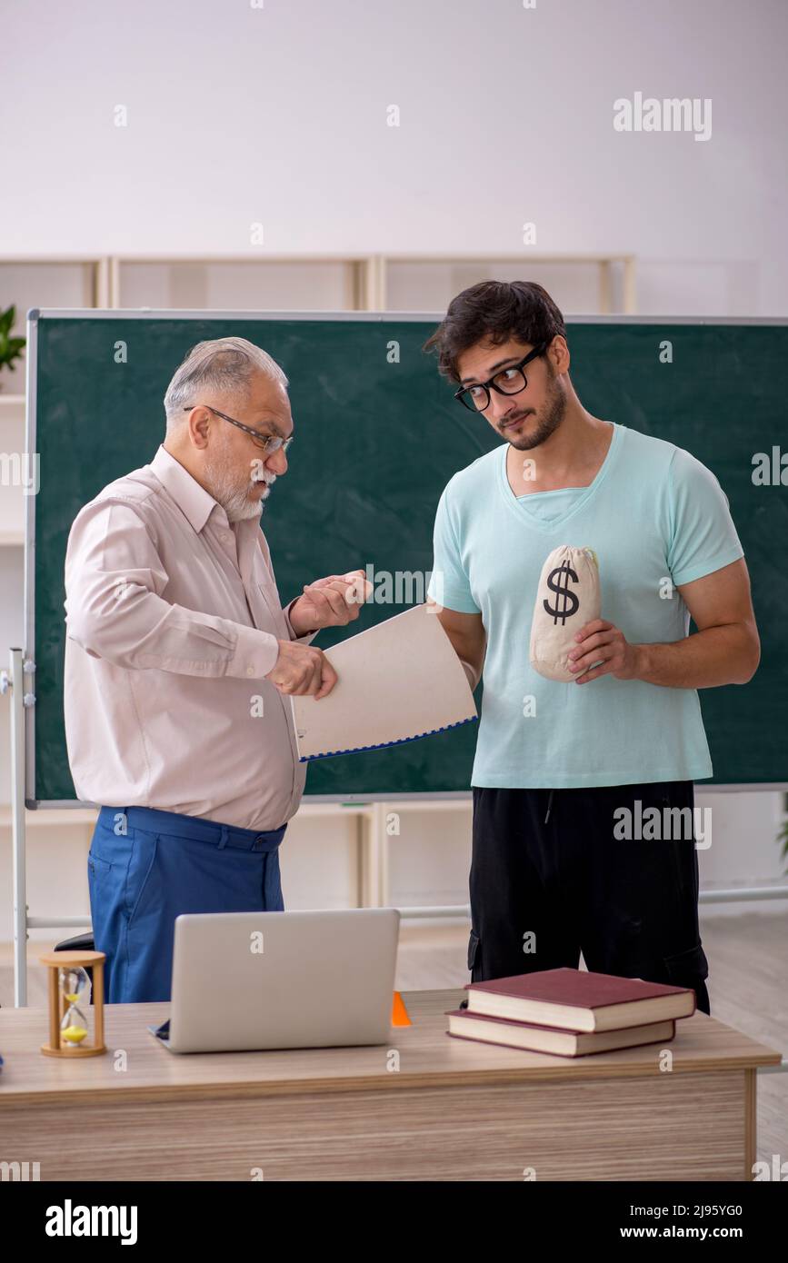 Vieux professeur et jeune étudiant dans le concept de rémunération Banque D'Images