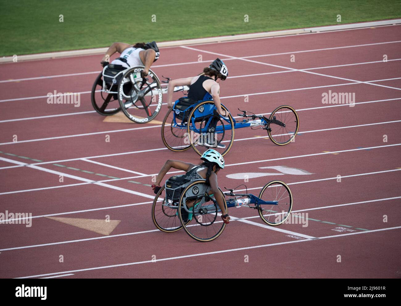 Austin Texas USA, mai 13 2022 : retour direct des sprints en fauteuil roulant de 400 mètres pour filles aux championnats du Texas State High School Track. ©Bob Daemmrich Banque D'Images