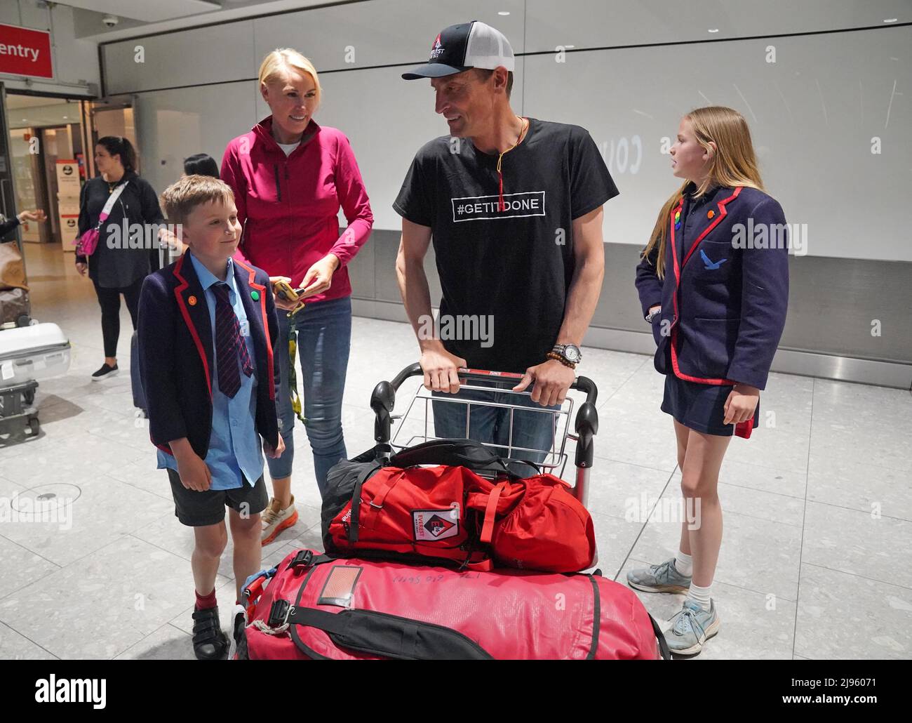 L'alpiniste britannique Kenton Cool est accueilli par sa femme familiale Jazz et son fils Willoughby 9 et sa fille Saffron 12 à l'aéroport d'Heathrow à son retour au Royaume-Uni après avoir réussi son sommet record de 16th sur l'Everest. Date de la photo: Vendredi 20 mai 2022. Banque D'Images