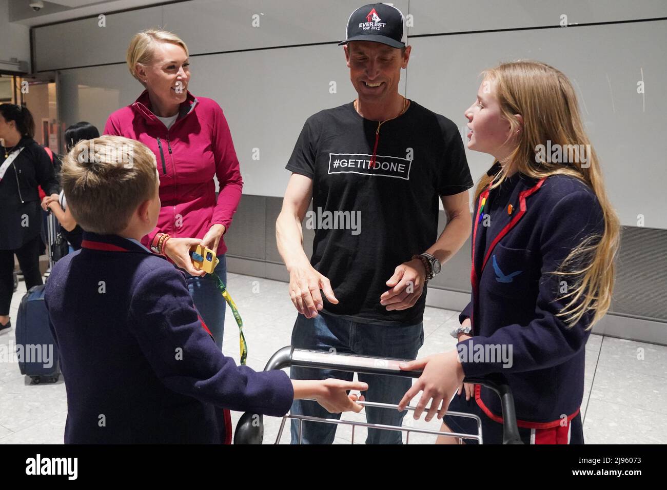 L'alpiniste britannique Kenton Cool est accueilli par sa femme familiale Jazz et son fils Willoughby 9 et sa fille Saffron 12 à l'aéroport d'Heathrow à son retour au Royaume-Uni après avoir réussi son sommet record de 16th sur l'Everest. Date de la photo: Vendredi 20 mai 2022. Banque D'Images