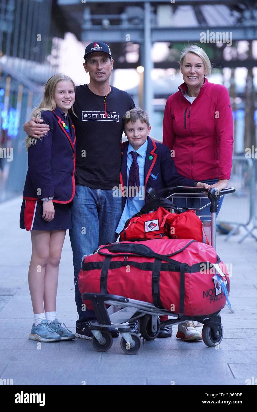 L'alpiniste britannique Kenton Cool avec son épouse Jazz, son fils Willoughby 9 et sa fille Saffron 12 à l'aéroport de Heathrow lors de son retour au Royaume-Uni après avoir réussi son sommet record de 16th sur l'Everest. Date de la photo: Vendredi 20 mai 2022. Banque D'Images