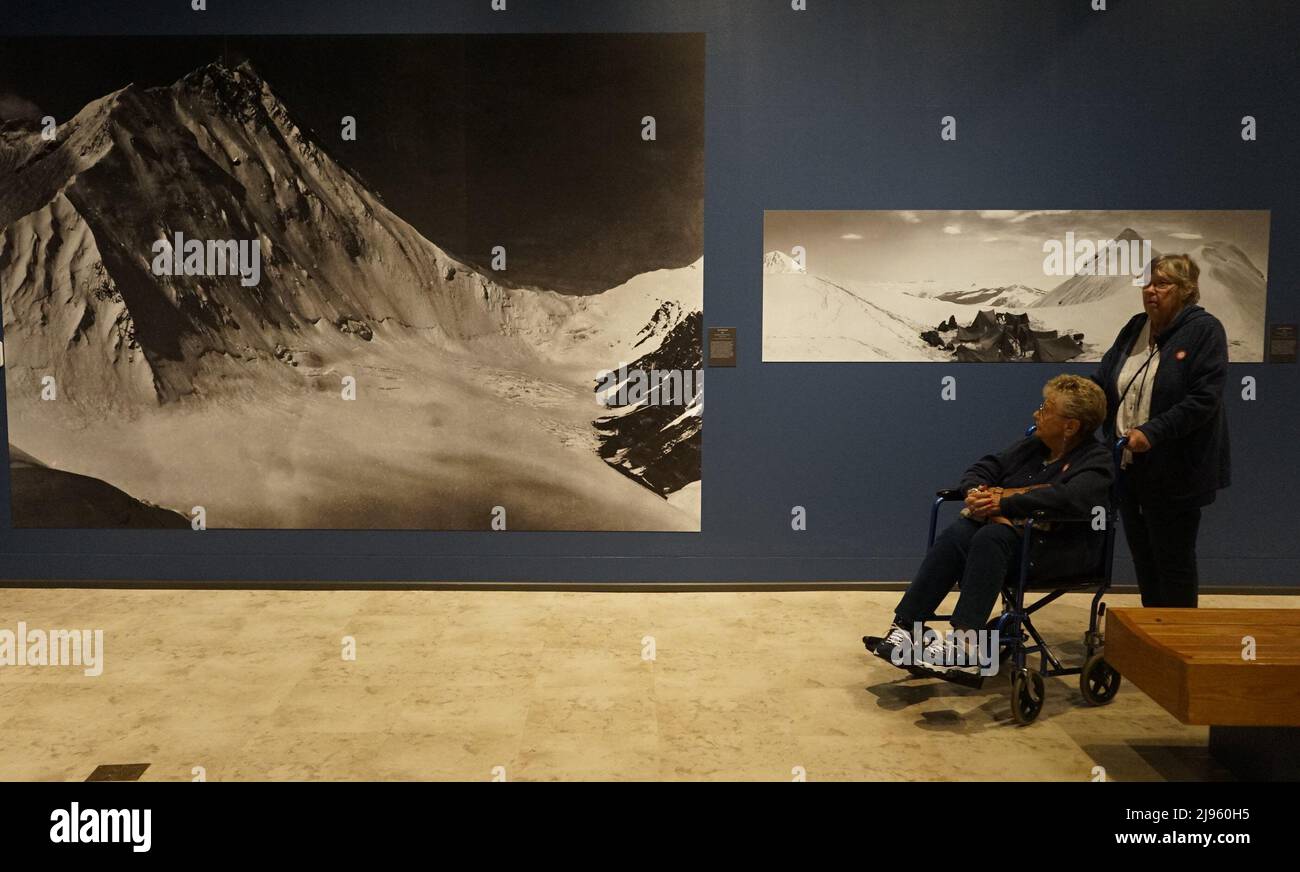 Californie, États-Unis. 19th mai 2022. (220520) -- SANTA ANA (États-Unis), 20 mai 2022 (Xinhua) -- les gens visitent une exposition intitulée 'Everest: Ascent to Glory' au Bowers Museum de Santa Ana, Californie, États-Unis, le 19 mai 2022. De la corde d'escalade trouvée avec les restes de l'alpiniste britannique George Mallory, Qui a participé aux premières expéditions britanniques vers le Mont Qomolangma, connu sous le nom de Mont Everest à l'ouest, au début de 1920s, vers l'un des premiers ensembles d'oxygène jamais utilisés dans l'escalade en haute altitude, l'exposition qui se tient au Musée Bowers emmène les visiteurs dans un voyage épique vers le Mont Qomo Banque D'Images