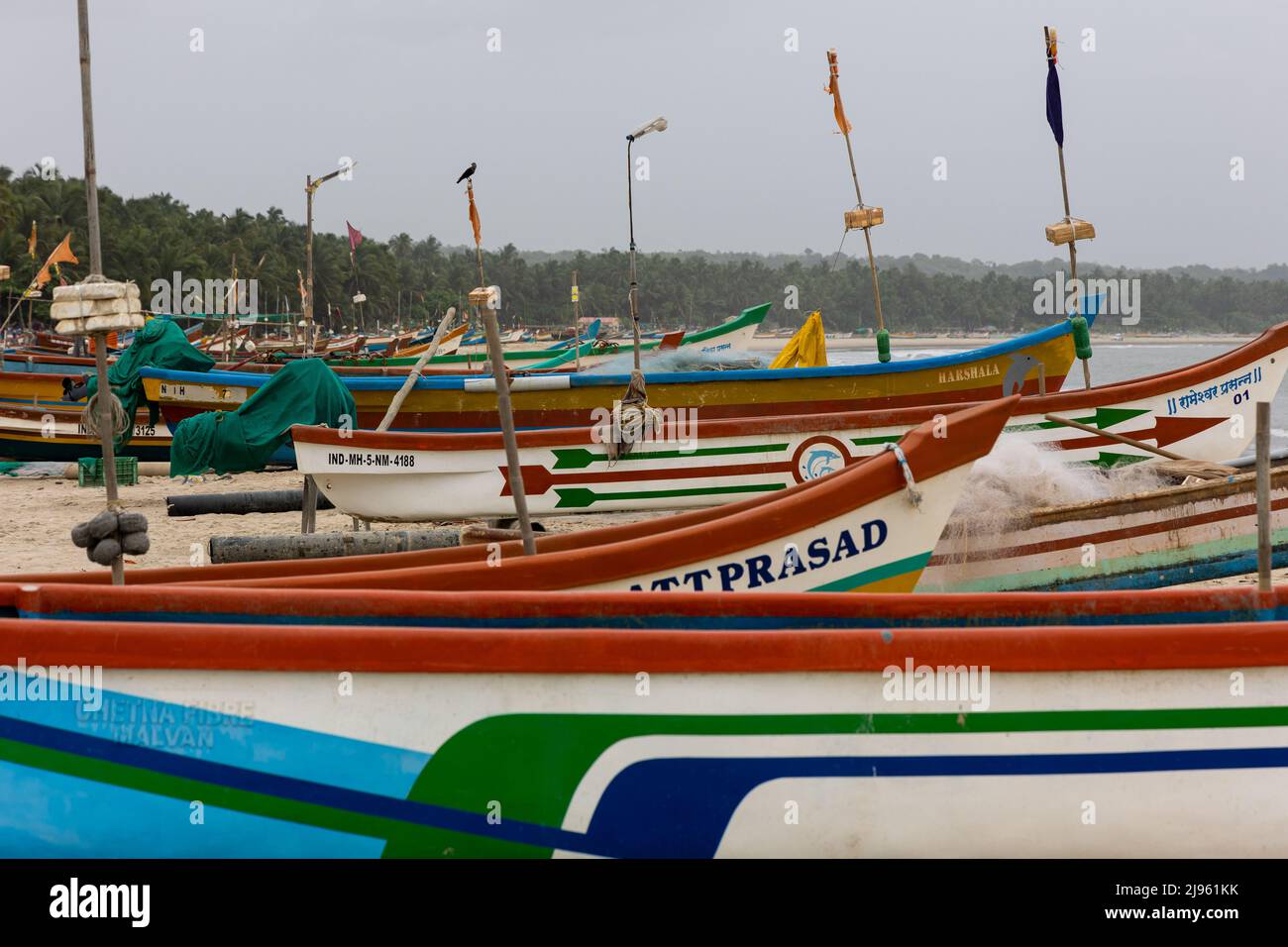 Bateaux de pêche colorés bordés sur la plage de Wayari Bhurnath à Malvan, Maharashtra, Inde Banque D'Images