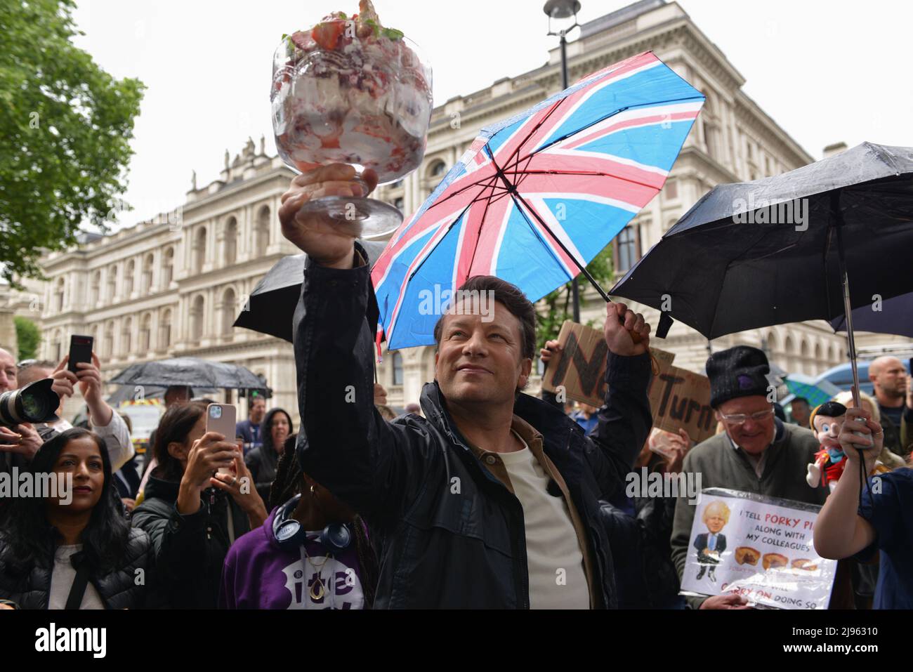 JAMIE OLIVER, le chef de la télévision, a protesté devant Downing Street, contre l'abandon par le gouvernement d'une loi sur l'obésité presque appliquée, qui précise l'interdiction des promotions d'accords pour les aliments malsains et indésirables, ainsi que la limitation de leurs publicités télévisées. Le nom de la manifestation, « Eton Mess », fait référence à un dessert qui aurait pu provenir du lieu d'éducation de Boris Johnson, Eton College. Banque D'Images