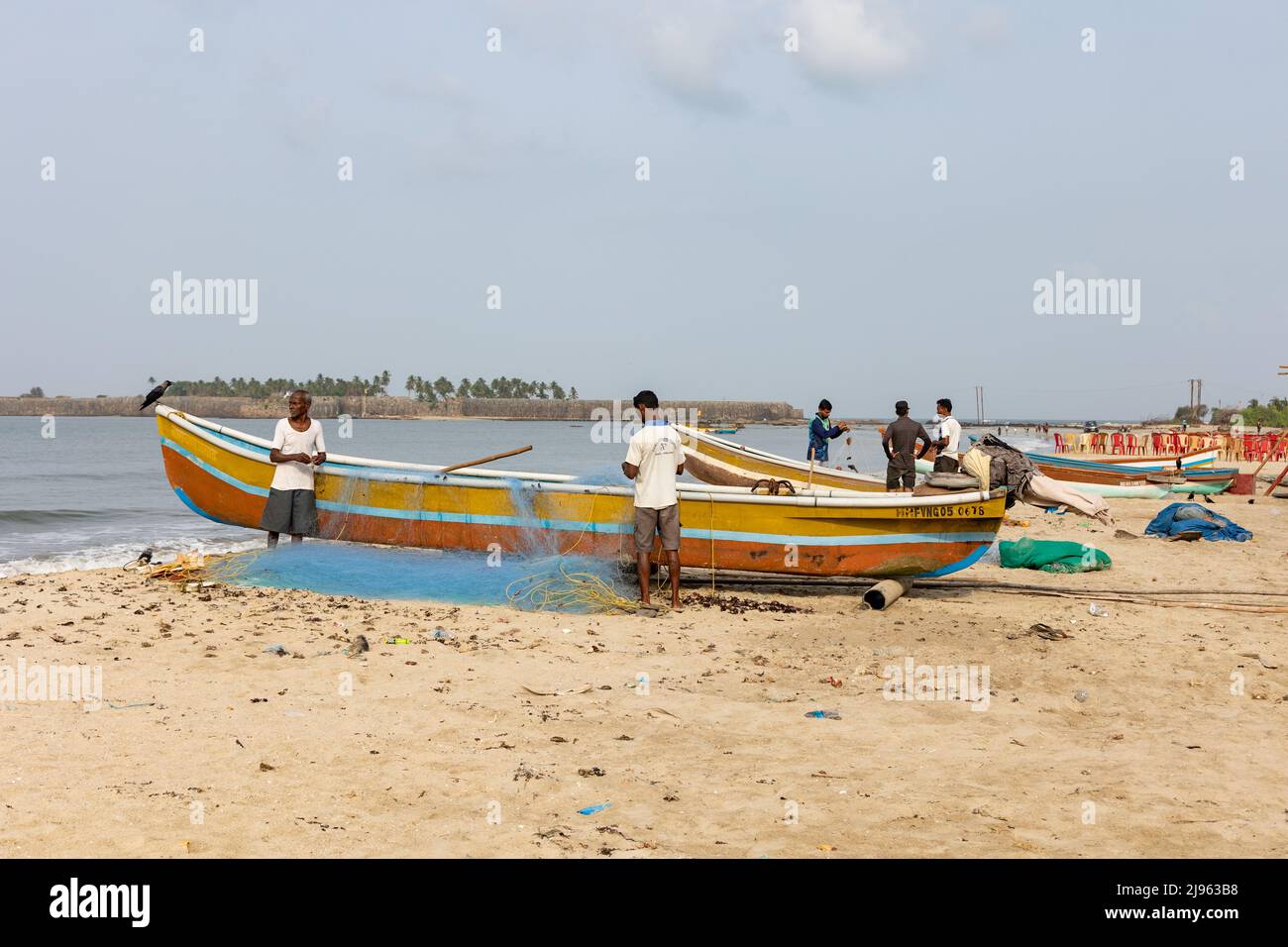 Les pêcheurs trient leurs prises matinales sur Wayari Bhurnath Beach, Malvan, Maharashtra, Inde Banque D'Images