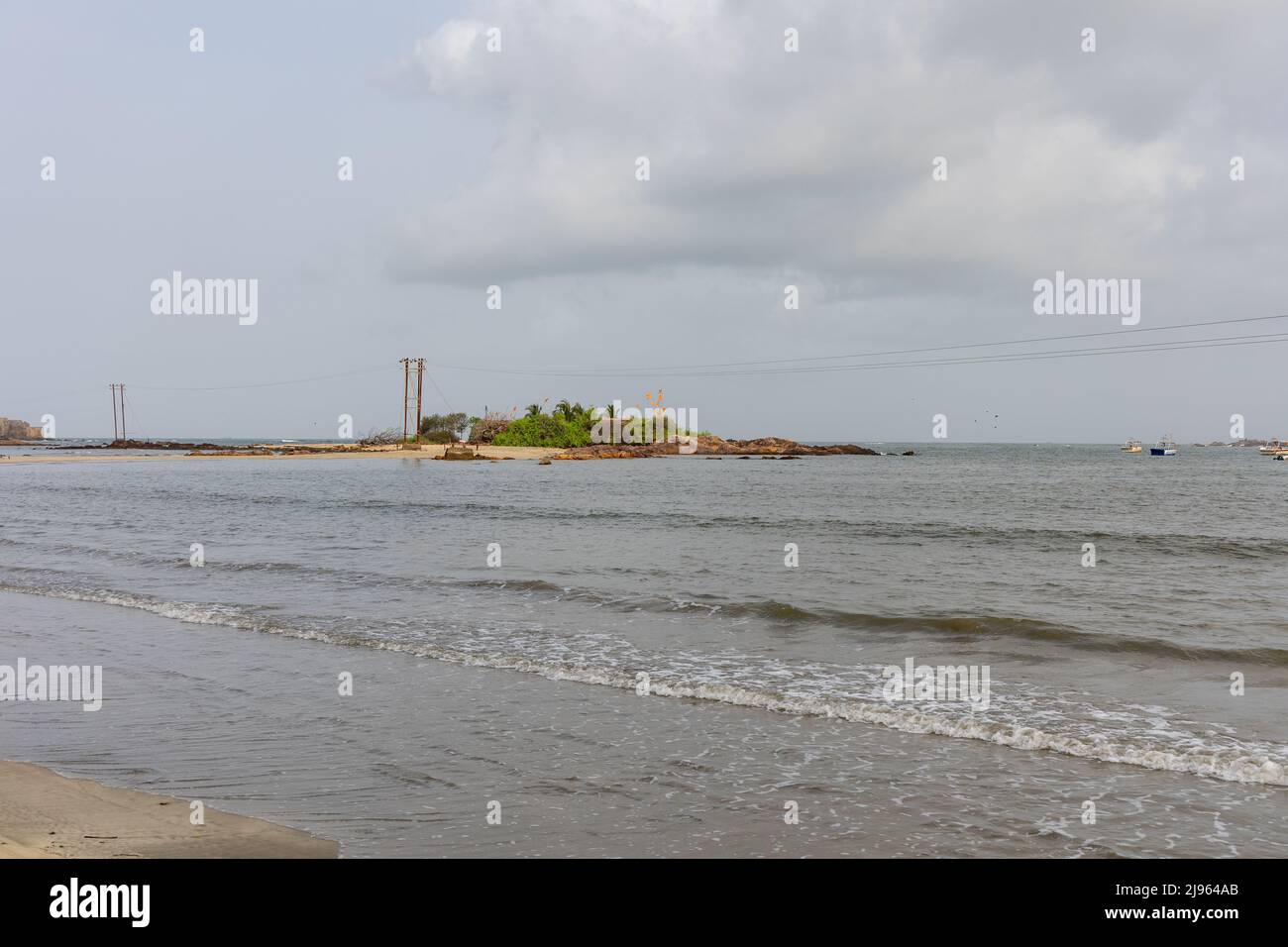 Ruines du fort de Padmagad vu de Wayari Bhurnath Beach, Malvan, Maharashtra, Inde Banque D'Images