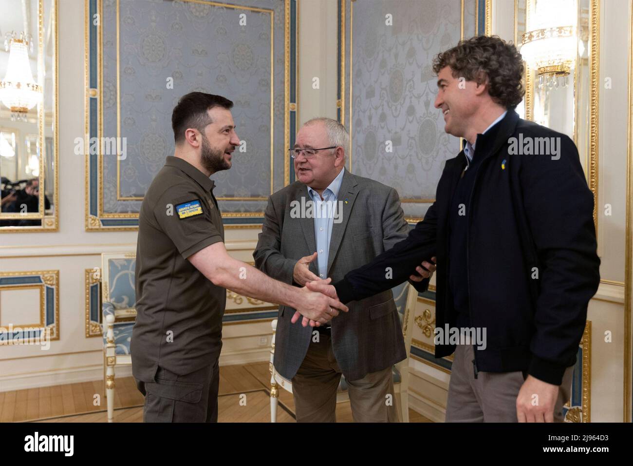 Kiev, Ukraine. 20th mai 2022. Le président ukrainien Volodymyr Zelenskyy, qui se joint au sénateur Mark Daly, à droite, chef du Sénat irlandais, a été élu Sean O Fearghail, au centre, président de la Chambre basse du Parlement irlandais, qui se penche sur le Palais Mariinsky, le 20 mai 2022 à Kiev, en Ukraine. Credit: Présidence de l'Ukraine/Présidence de l'Ukraine/Alamy Live News Banque D'Images