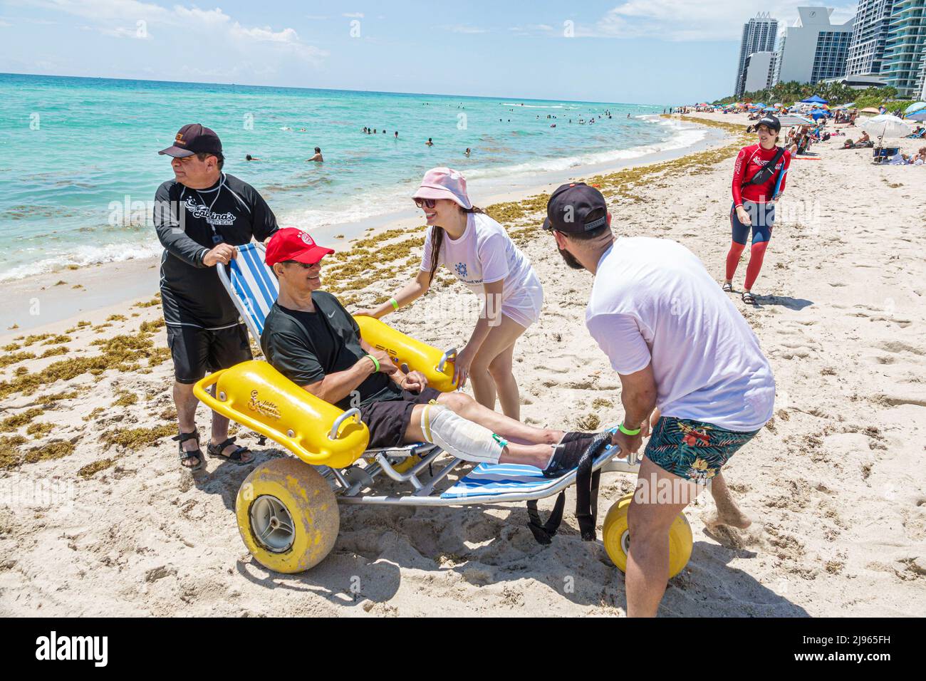 Miami Beach Florida, Sabrina Cohen Adaptive Beach Day, handicapés besoins spéciaux roues d'eau handicapées fauteuil roulant flottant, hispanique homme femme mâle Banque D'Images