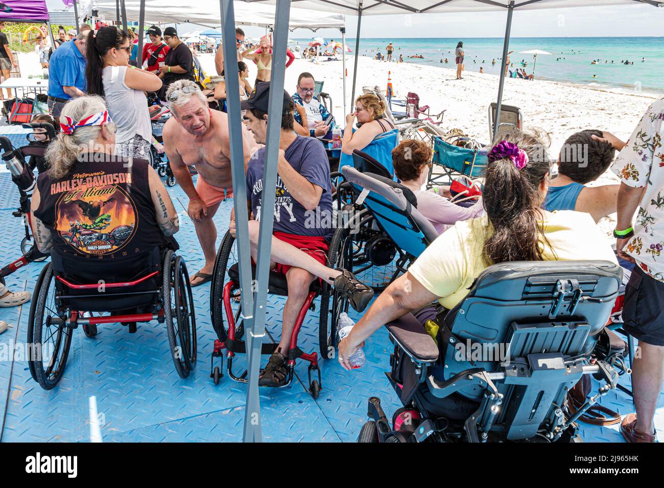 Miami Beach Florida, Sabrina Cohen Adaptive Beach Day, handicapés besoins spéciaux roues d'eau handicapées fauteuil roulant flottant, familles hommes femmes Atlantique OC Banque D'Images