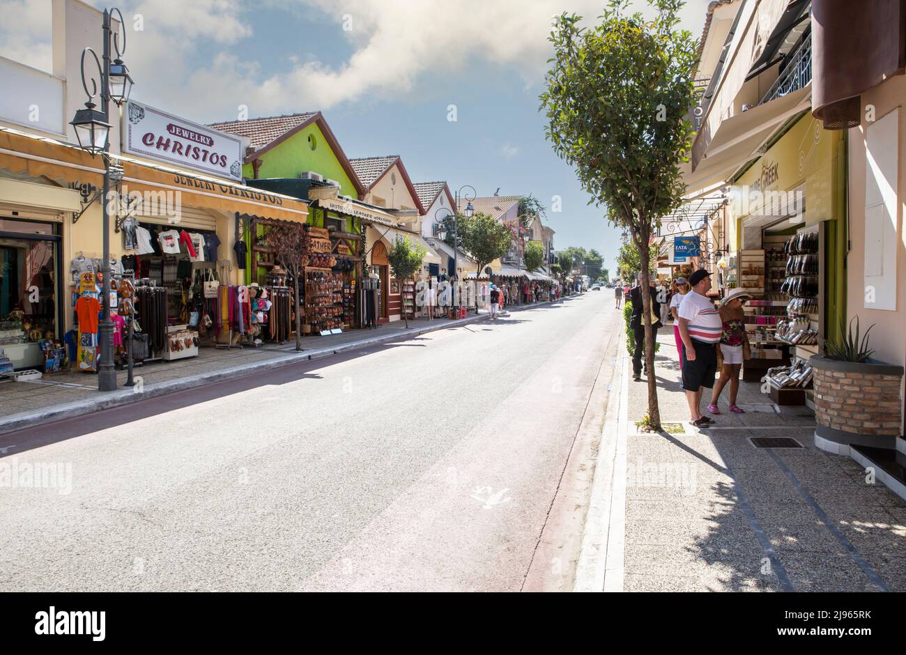 Katakolon, Grèce - 09 septembre 2015 : touristes dans la rue commerçante de la petite ville charmante de Katakolon. Banque D'Images