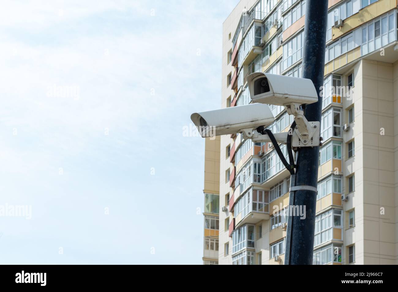 Caméras de surveillance installées sur un lampadaire près d'un bâtiment de plusieurs étages. Caméra de vidéosurveillance de sécurité. Sécurité dans la ville. Le tournage caché de ce qui s'est passé Banque D'Images