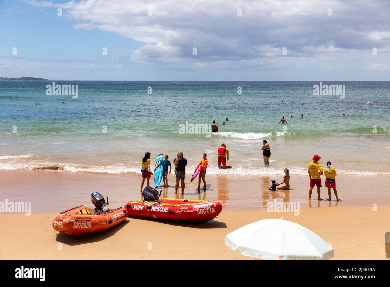 Surf sauvetage bateaux rouge zodiac, sur Manly Beach avec surf Life Savers, Sydney, NSW, Australie Banque D'Images