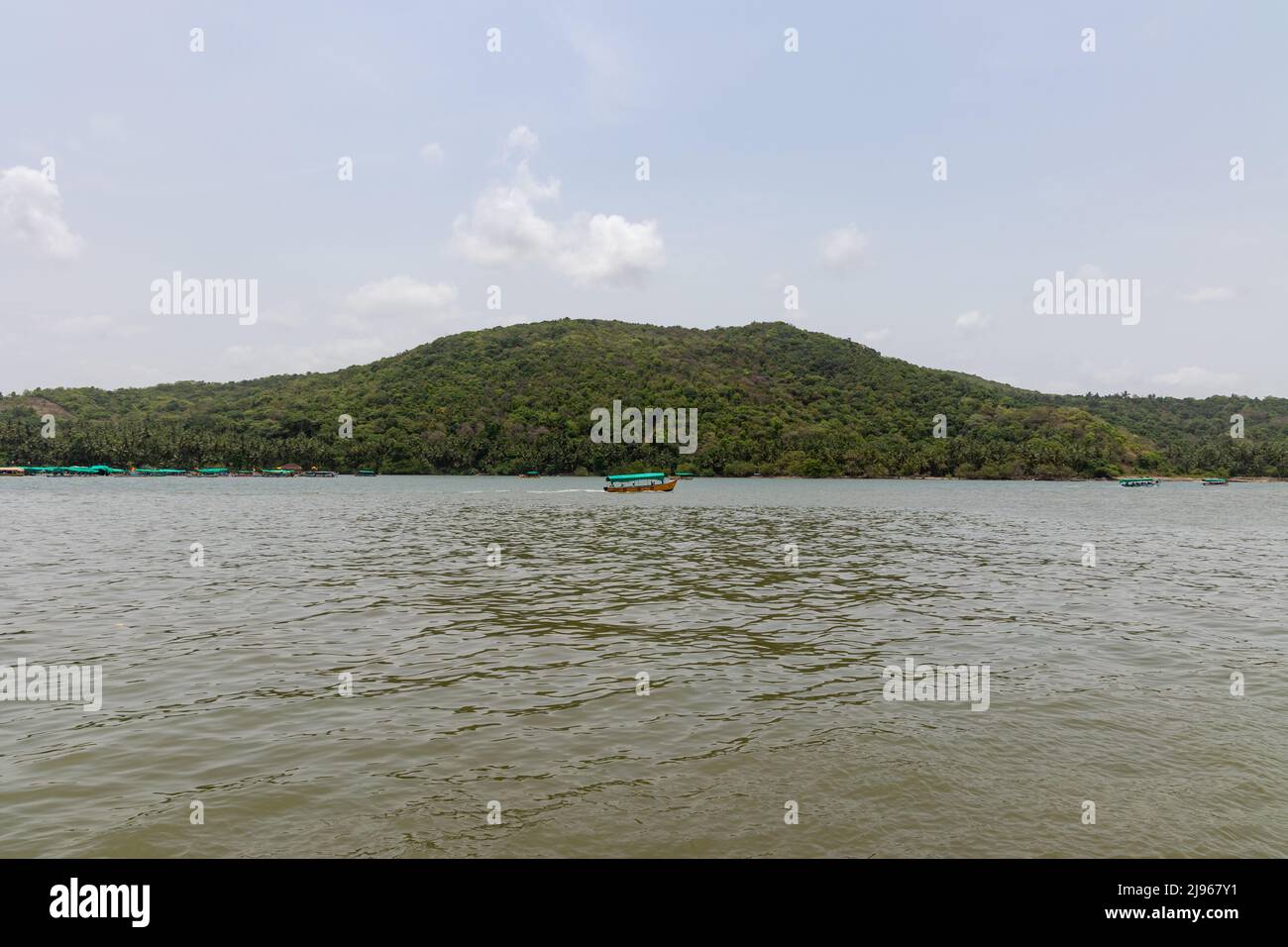 Vue sur la rivière Karli depuis Rivercoast Resort à Devbag, Malvan, Maharashtra, Inde Banque D'Images