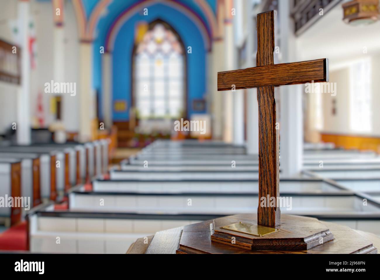 Une croix en bois à l'arrière d'une ancienne église construite en 1700s. La vue est orientée vers l'avant, la croix est inclinée. Faible profondeur de champ. Espace pour le texte. Banque D'Images