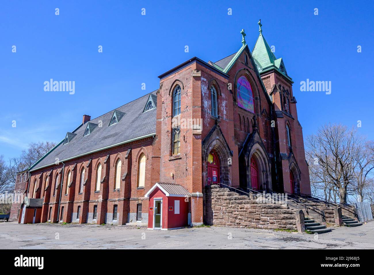 Église catholique Saint-Pierre en attente de démolition. Inauguré en 1885, St. Peters a été fermé en 2018 en raison de la diminution de la fréquentation. Ciel bleu au-dessus. Banque D'Images