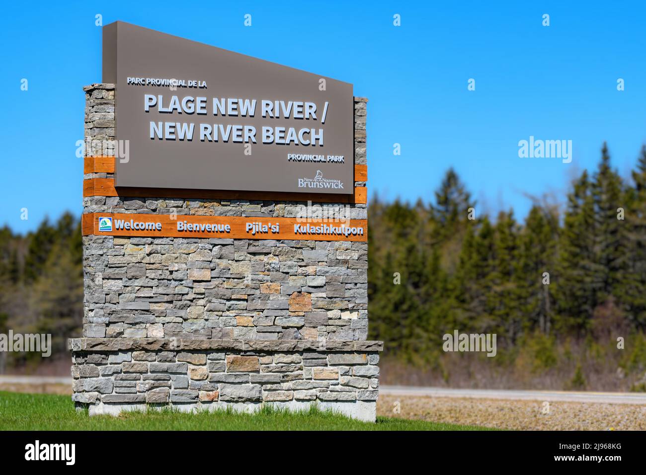 New River, N.-B., Canada - le 7 mai 2022 : grand panneau à l'entrée de la plage de New River. Ci-dessous, Bienvenue en français, en anglais et dans deux langues autochtones. Banque D'Images
