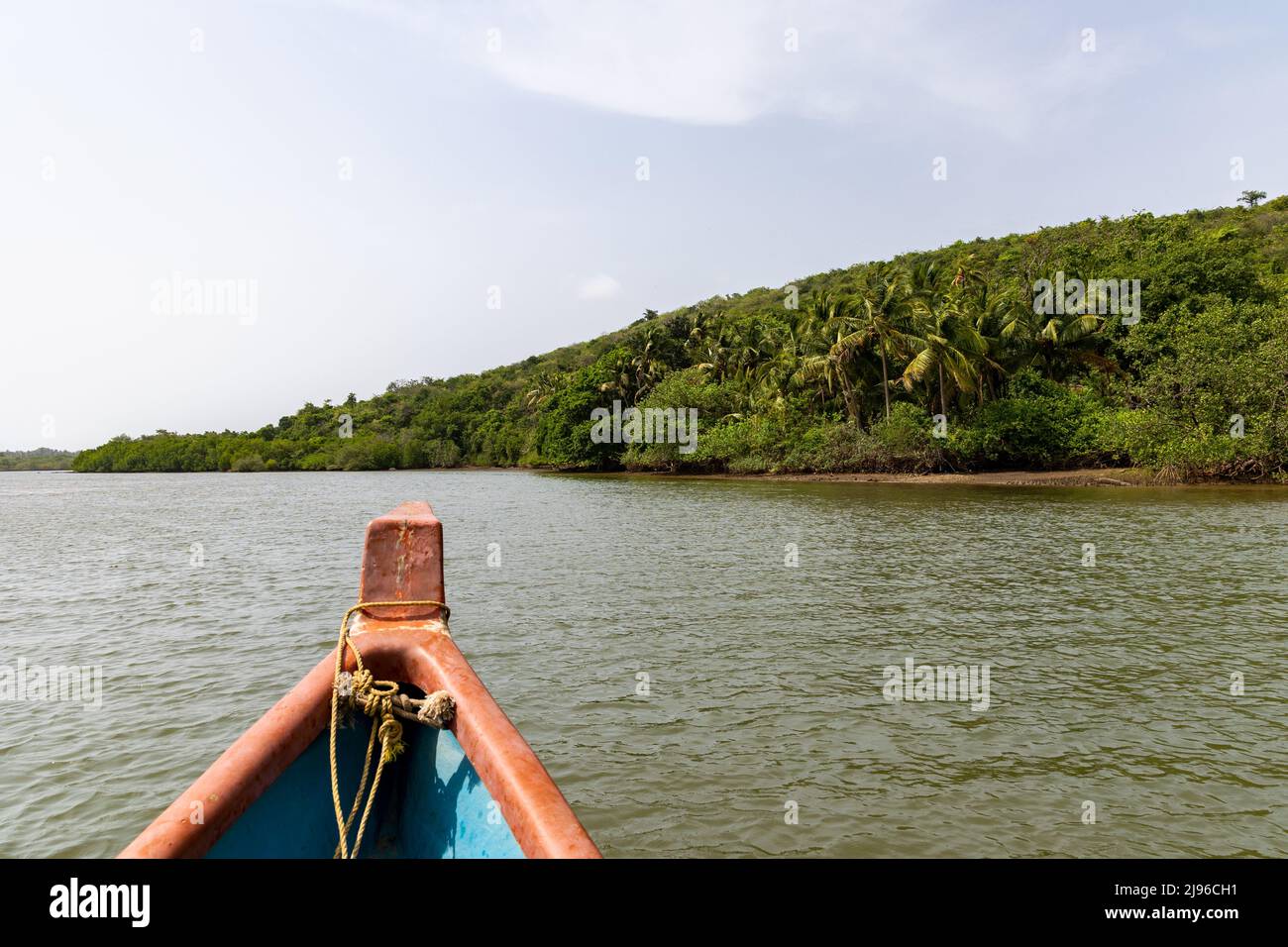 Vue de la promenade en bateau sur la rivière Karli à Devbag, Malvan, Maharashtra Banque D'Images