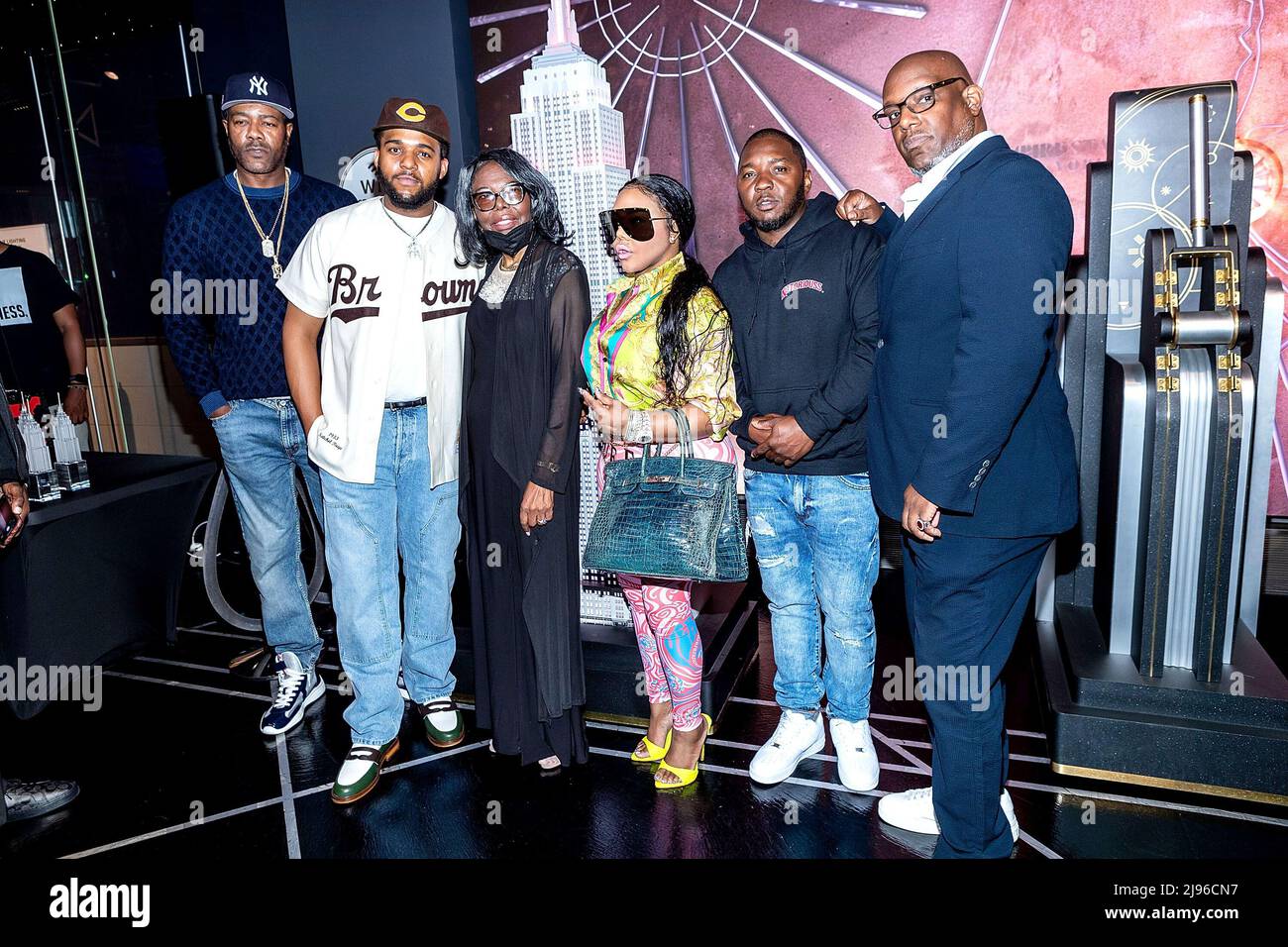 New York, NY, États-Unis. 20th mai 2022. D-Rock, Voletta Wallace, Lil Kim, Lil cessez, Wayne emprunter à la cérémonie d'éclairage pour honorer l'anniversaire 50th du célèbre B.I.G. (Biggie) à l'Empire State Building. Crédit : Steve Mack/Alay Live News Banque D'Images