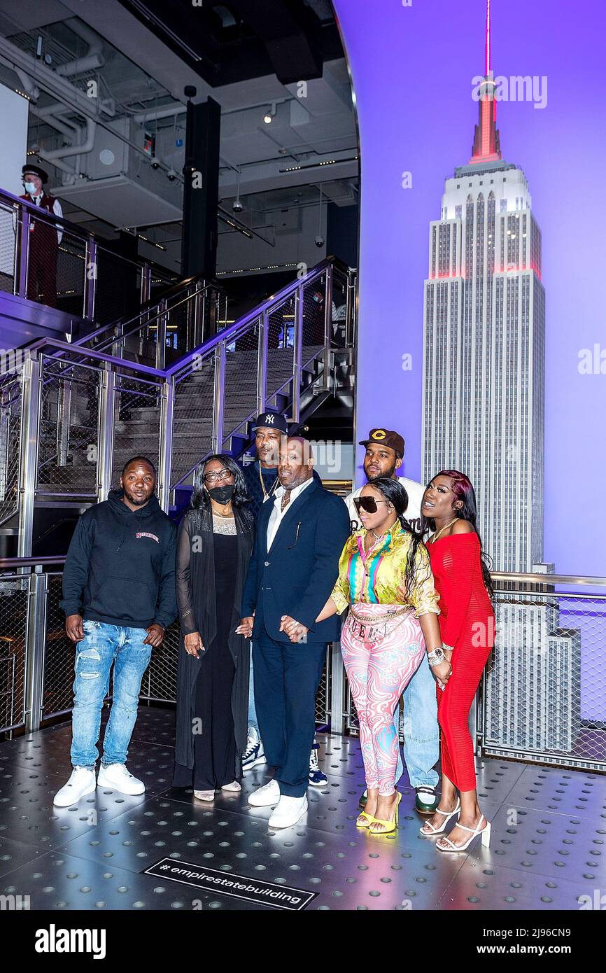 New York, NY, États-Unis. 20th mai 2022. Lil cessez, Voletta Wallace, D-Rock, Wayne Barrow, C.J. Wallace, Lil Kim, Tyanna Wallace à la cérémonie d'éclairage pour l'anniversaire 50th du célèbre B.I.G. (Biggie) à l'Empire State Building. Crédit : Steve Mack/Alay Live News Banque D'Images